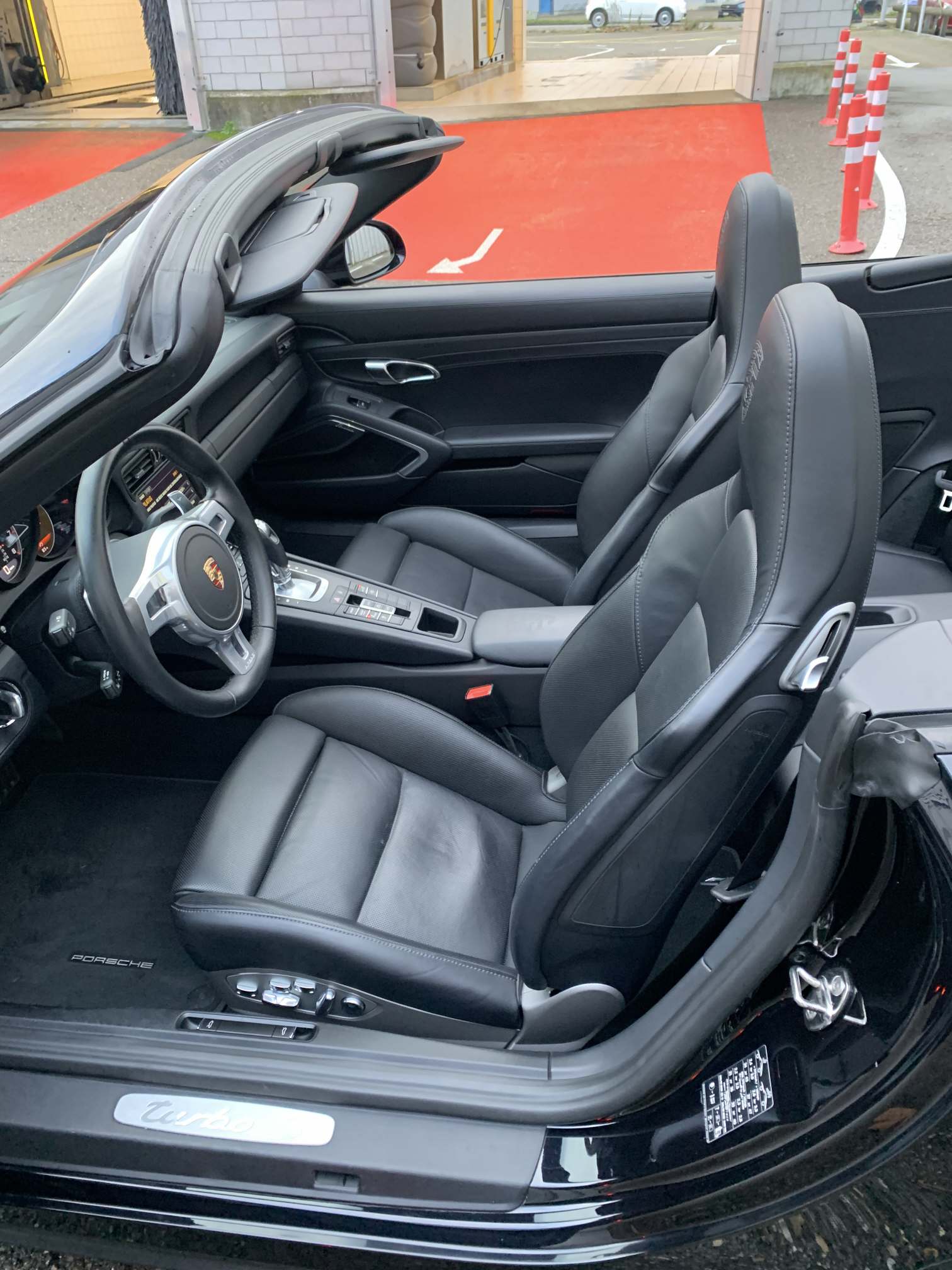 PORSCHE 911 Turbo S Cabrio-image-14