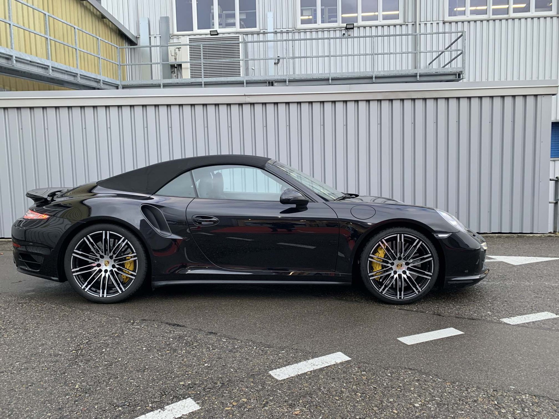 PORSCHE 911 Turbo S Cabrio-image-3
