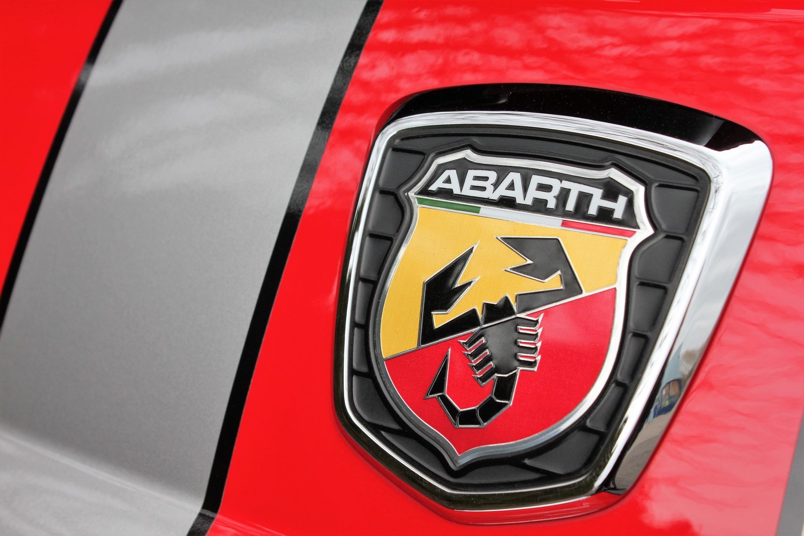 FIAT 500 1.4 16V Turbo Abarth 695 SS Ferrari Dealer Edition-image-15