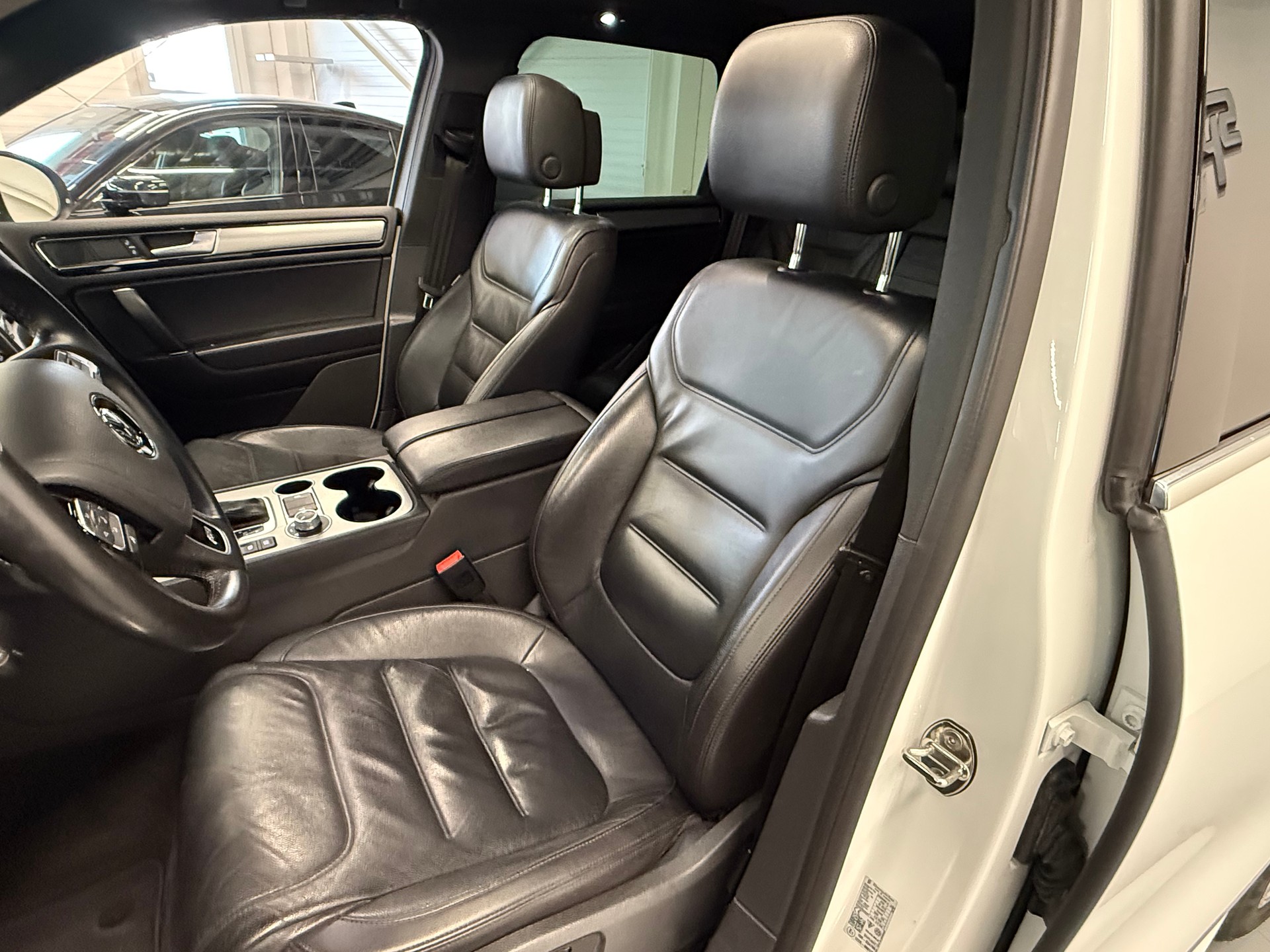 VW Touareg 3.0 TDI RLine BlueMotion Technology Tiptronic-image-12