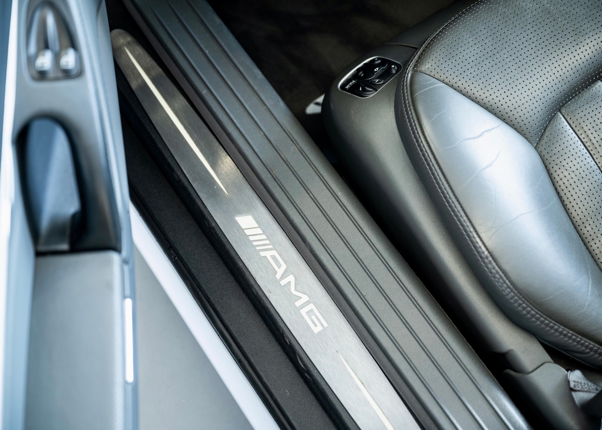 MERCEDES-BENZ SL 65 AMG (Leasing 0.80%, 2nd hand, 100% original, stunning condition, full Mercedes history)-image-29