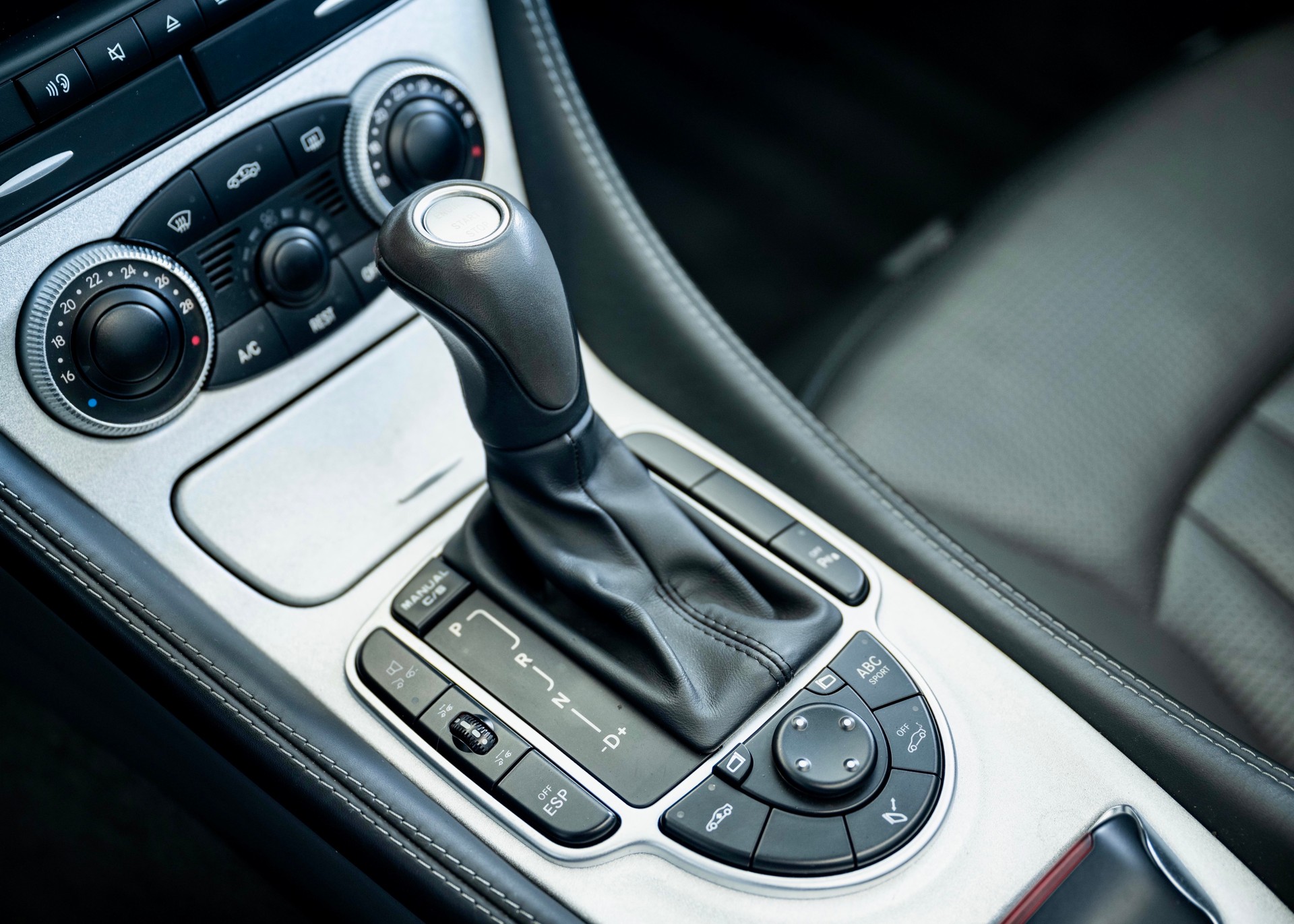 MERCEDES-BENZ SL 65 AMG (Leasing 0.80%, 2nd hand, 100% original, stunning condition, full Mercedes history)-image-27