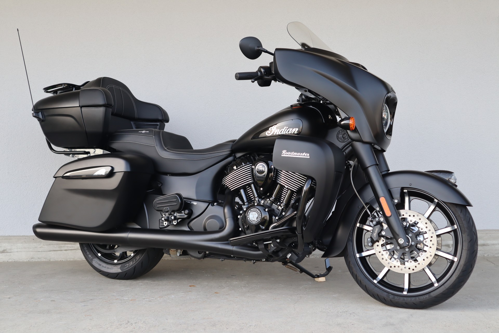 INDIAN Roadmaster Dark Horse-image-1