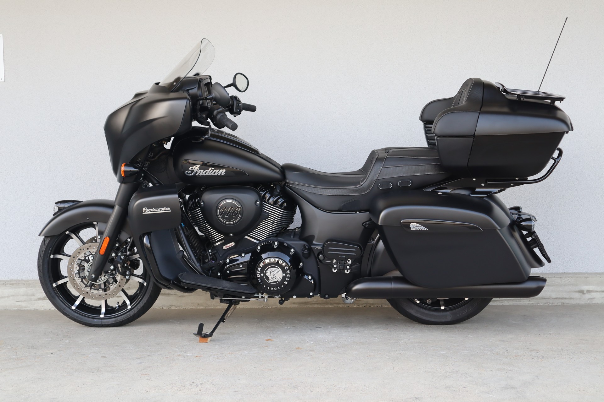 INDIAN Roadmaster Dark Horse-image-3