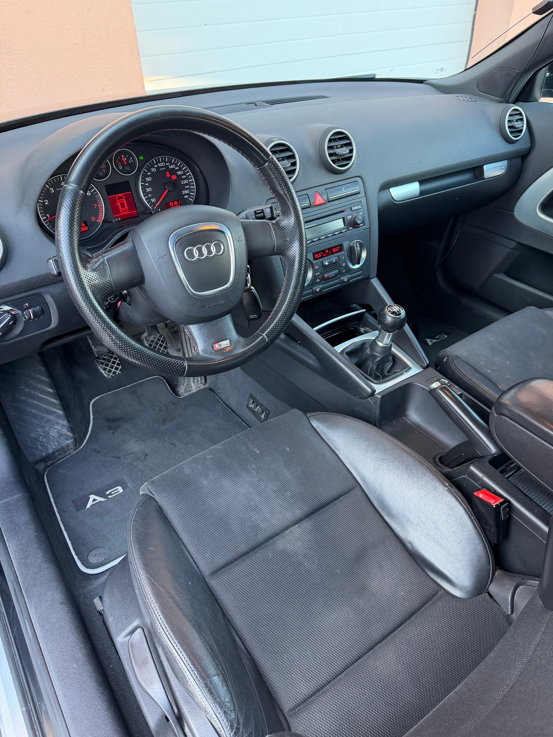 AUDI A3 2.0 Turbo FSI S-Line quattro-image-6