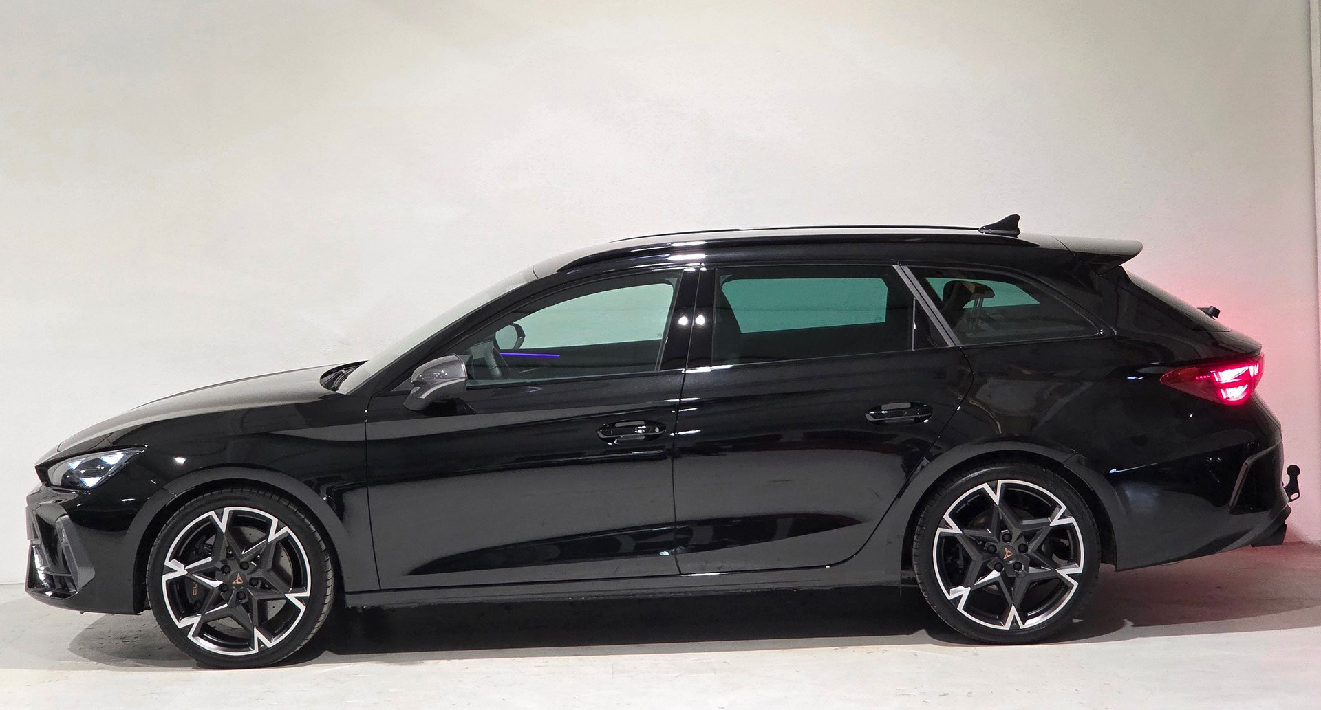 CUPRA LEON ST 2.0 TSI VZ DSG 4Drive, Werksgarantie bis 07.2030-showroom-element-1