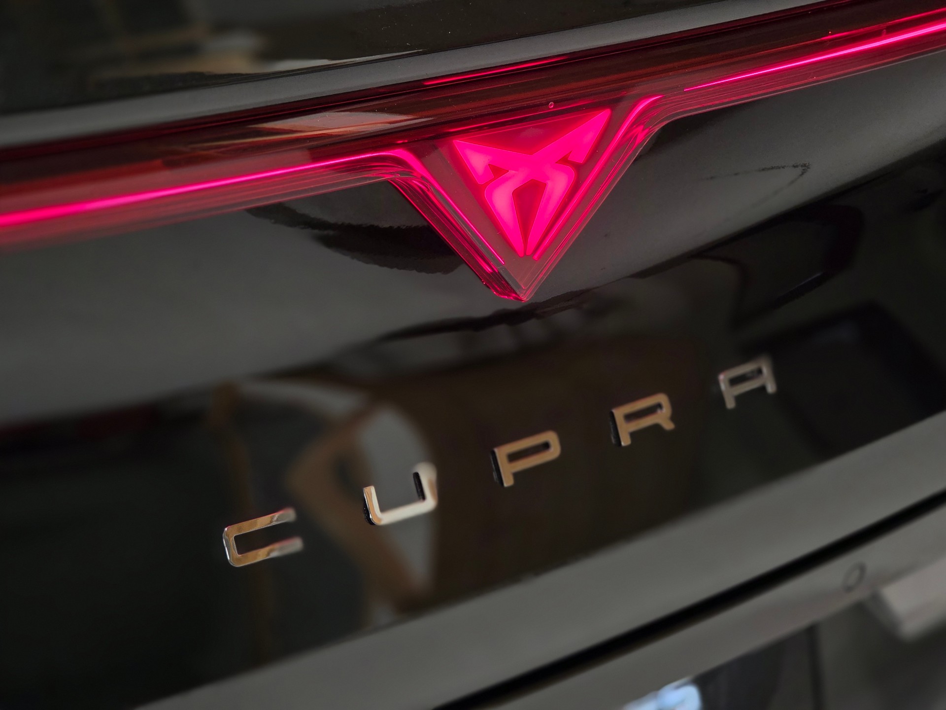 CUPRA LEON ST 2.0 TSI VZ DSG 4Drive, Werksgarantie bis 07.2030-showroom-element-3