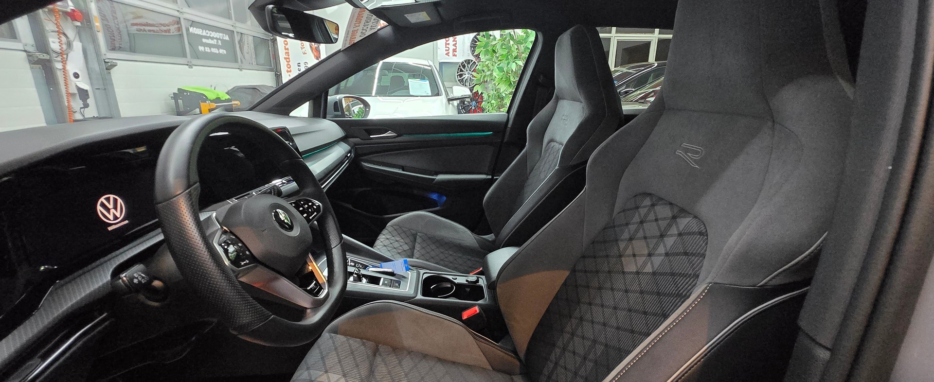 VW Golf 1.5 eTSI mHEV ACT R-Line DSG-image-11