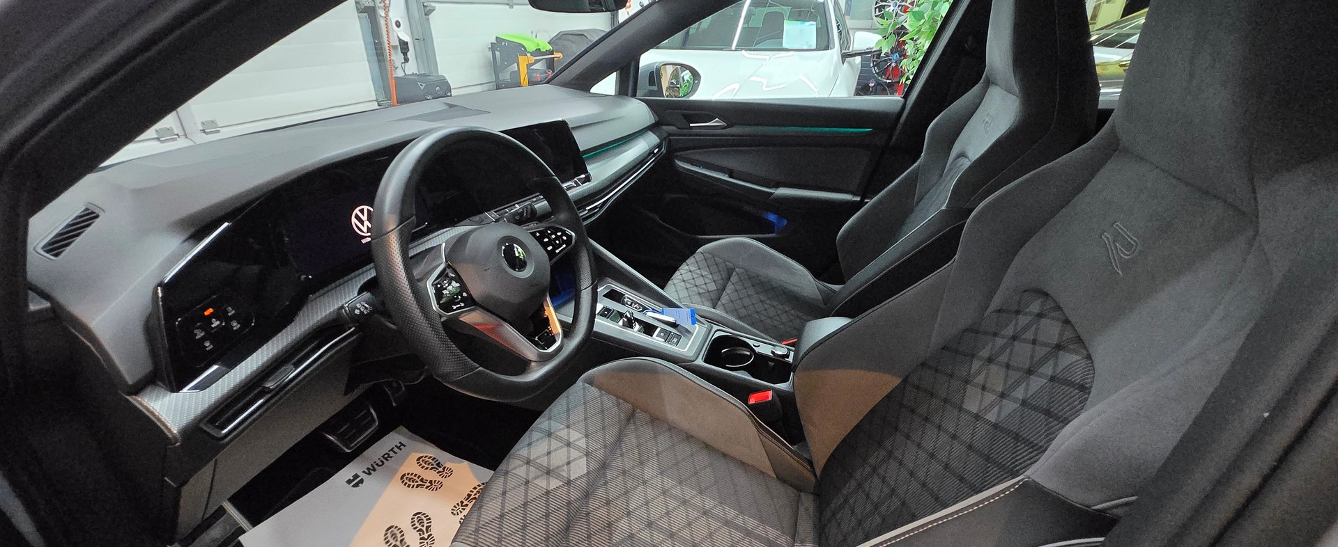 VW Golf 1.5 eTSI mHEV ACT R-Line DSG-image-12