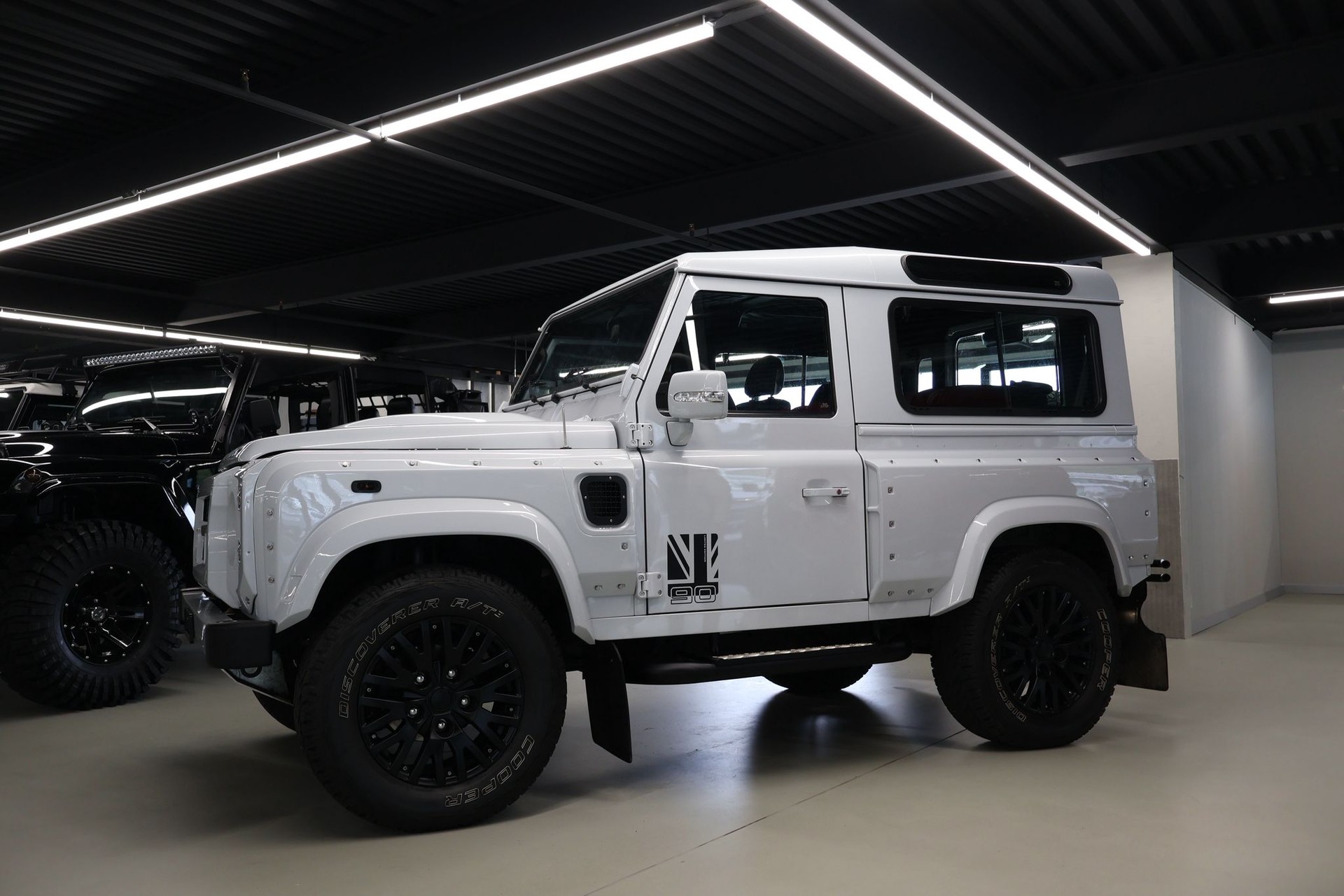LAND ROVER Defender 90 2.2 TD4 LIMITED EDITION-showroom-element-2