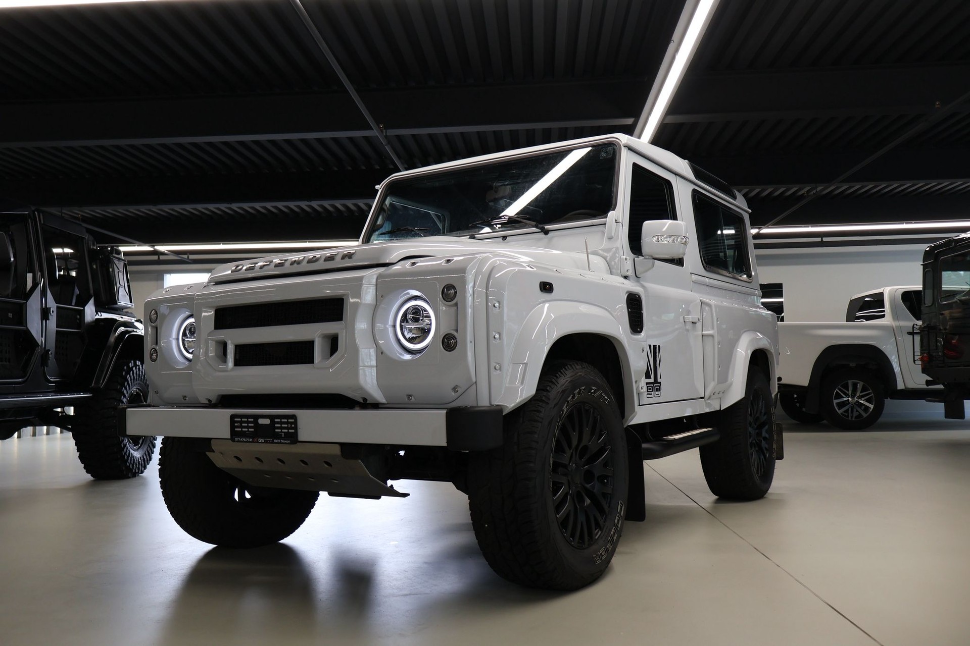 LAND ROVER Defender 90 2.2 TD4 LIMITED EDITION-showroom-element-1