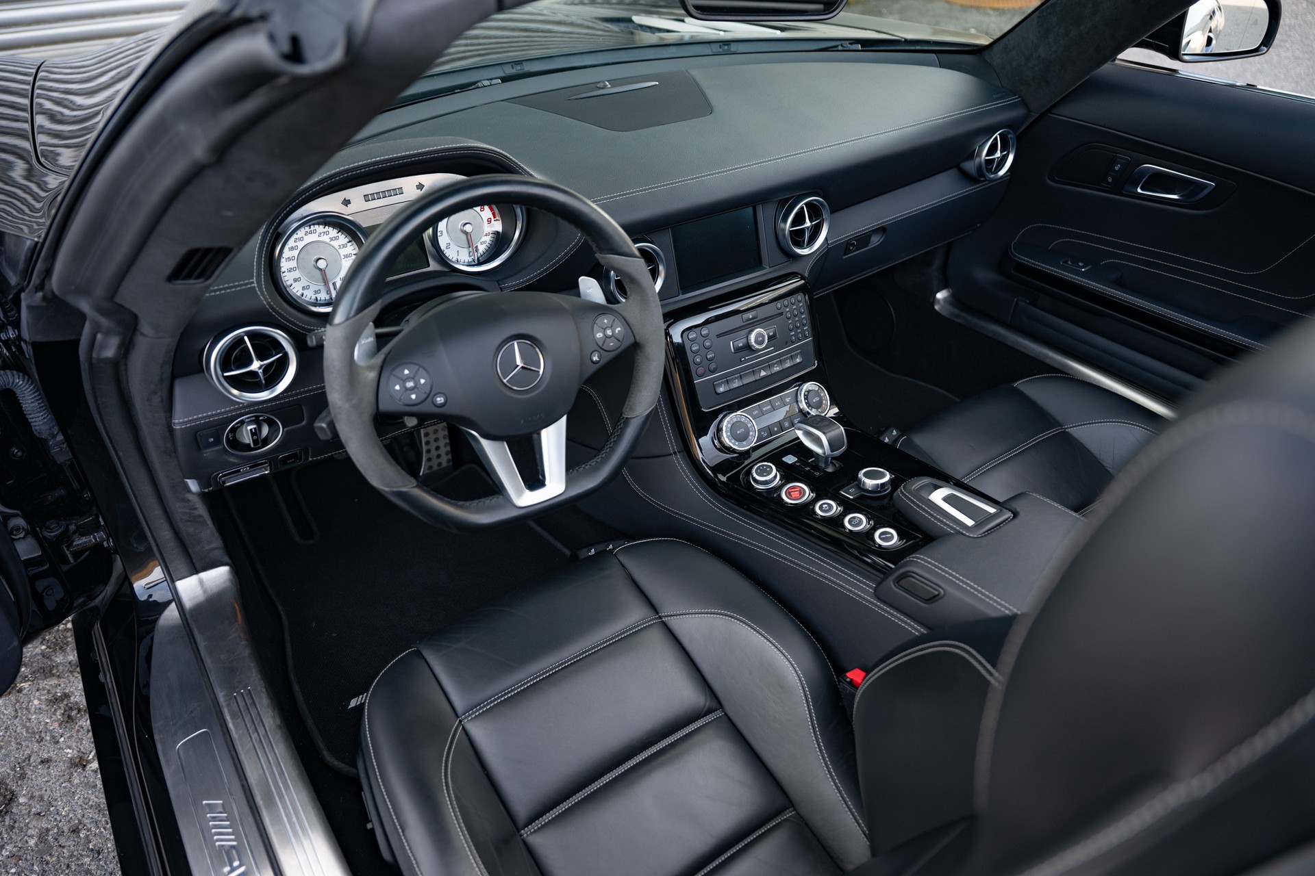 MERCEDES-BENZ SLS 63 AMG Speedshift-image-5