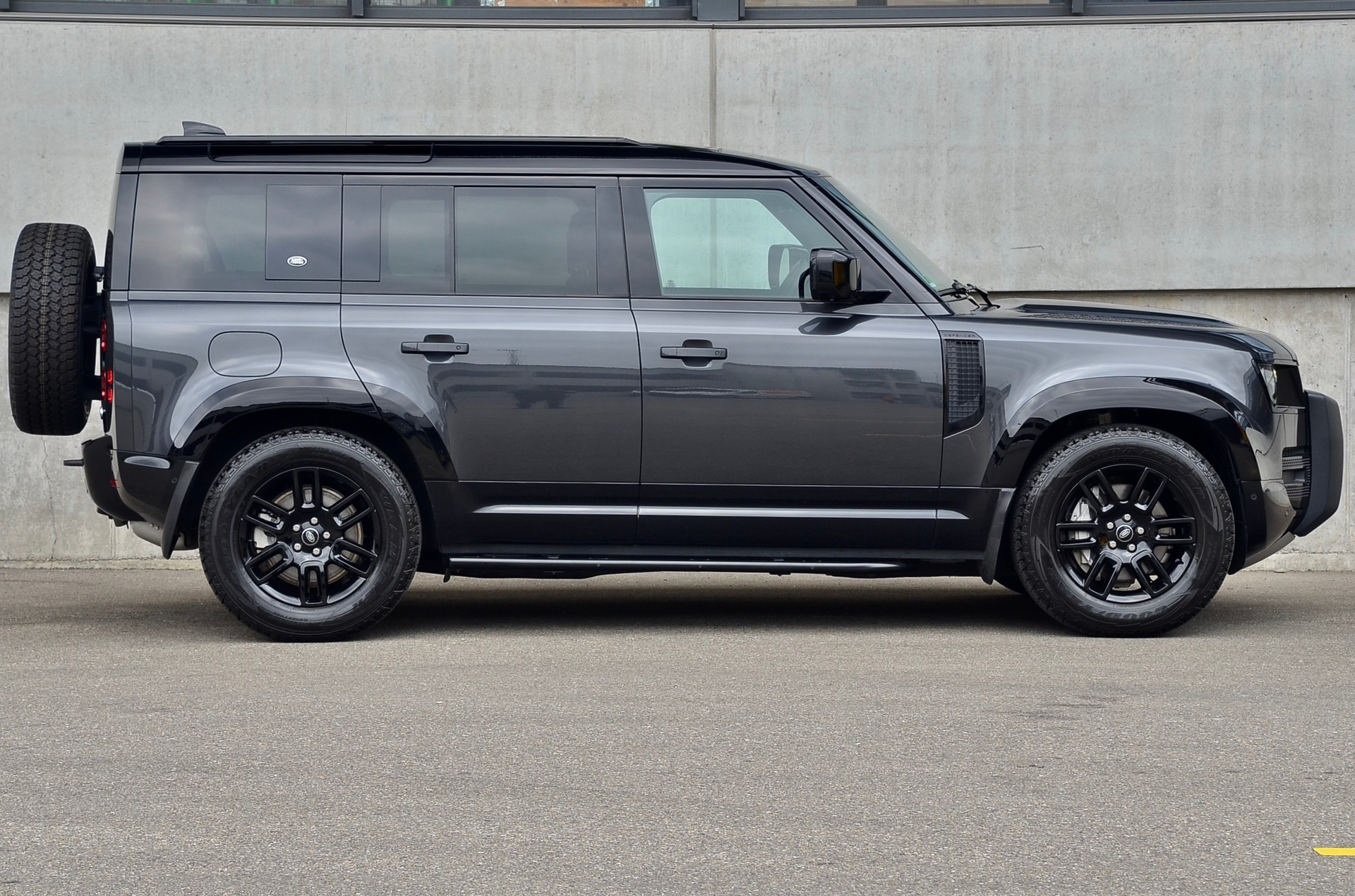 LAND ROVER Defender 110 3.0 D I6 300 X-Dynamic SE AWD AT8-image-9
