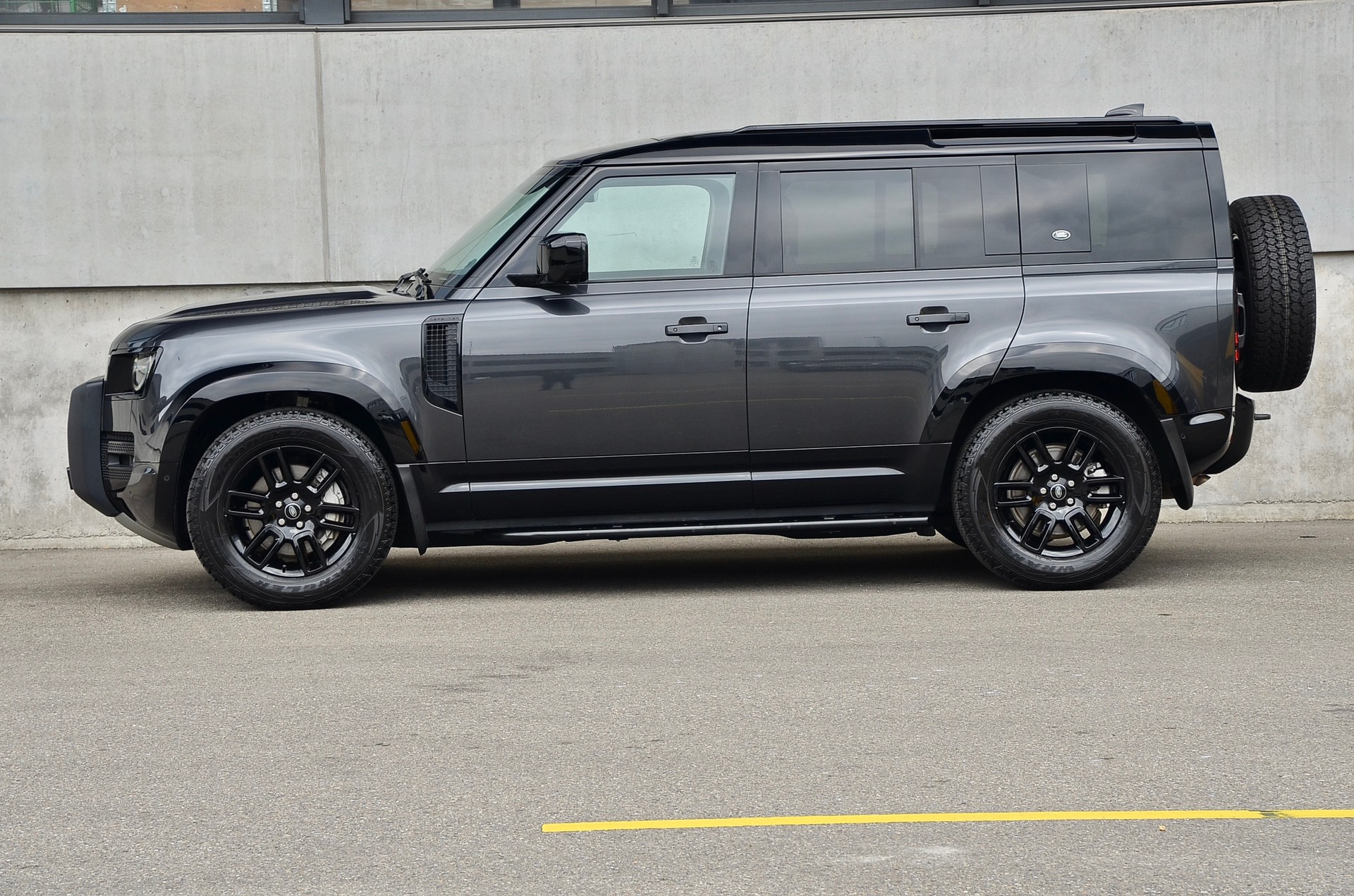 LAND ROVER Defender 110 3.0 D I6 300 X-Dynamic SE AWD AT8-image-10