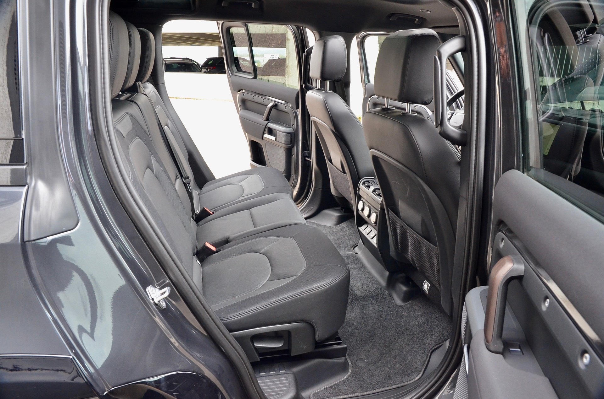 LAND ROVER Defender 110 3.0 D I6 300 X-Dynamic SE AWD AT8-showroom-element-2