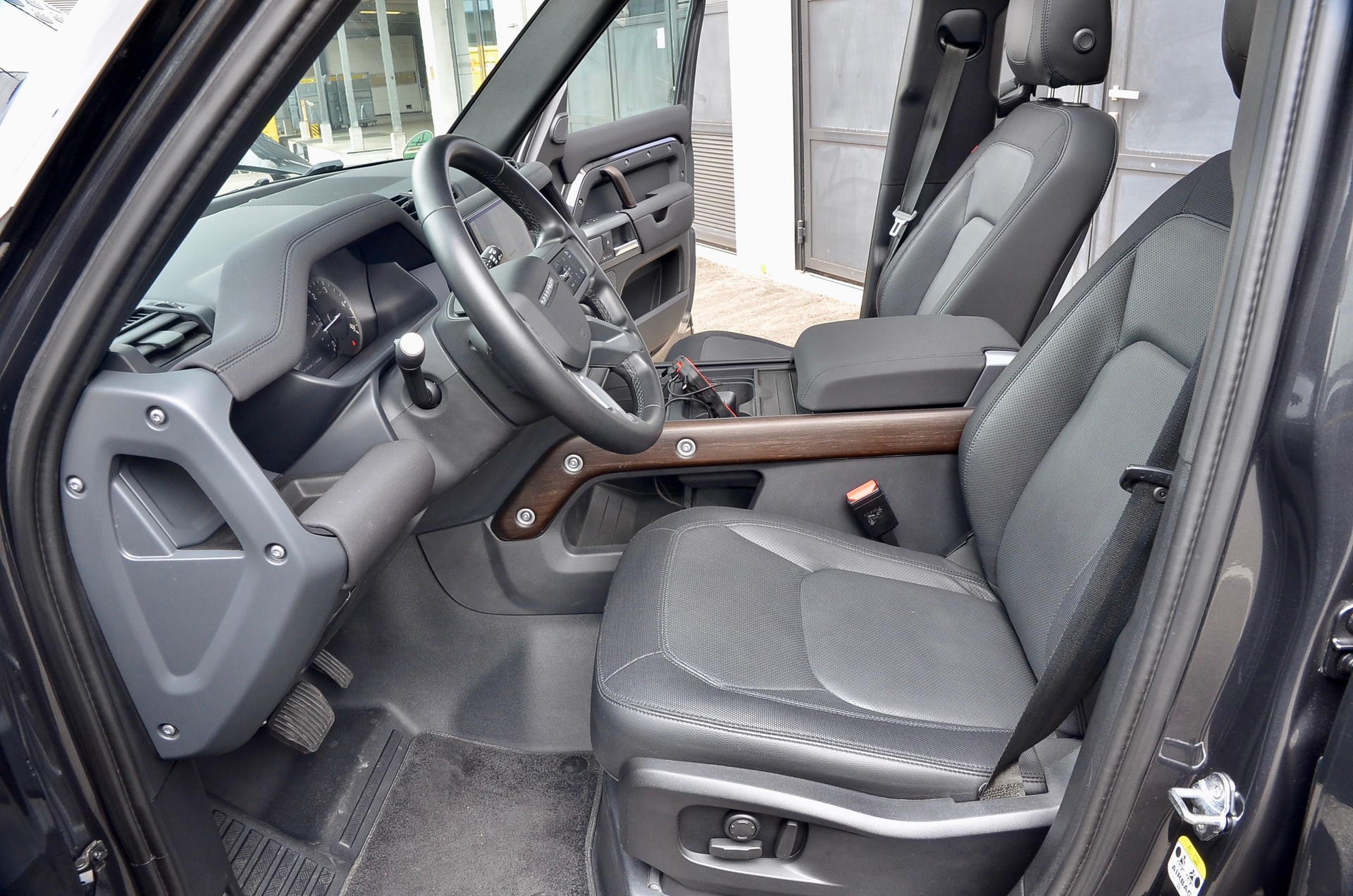 LAND ROVER Defender 110 3.0 D I6 300 X-Dynamic SE AWD AT8-image-20