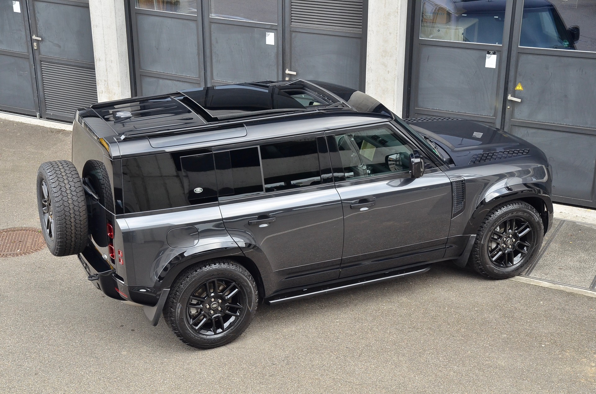 LAND ROVER Defender 110 3.0 D I6 300 X-Dynamic SE AWD AT8-image-16