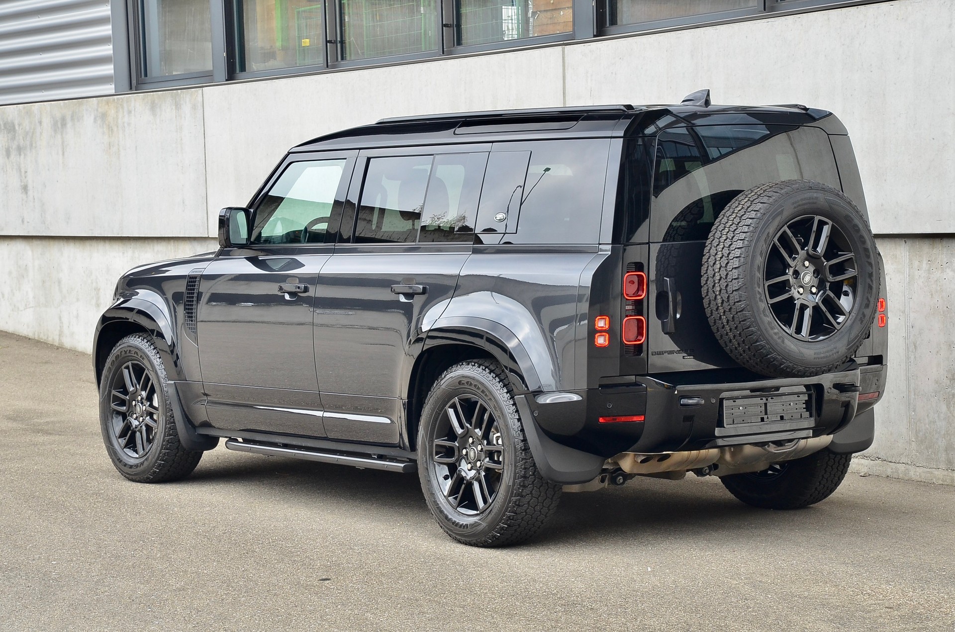 LAND ROVER Defender 110 3.0 D I6 300 X-Dynamic SE AWD AT8-image-8