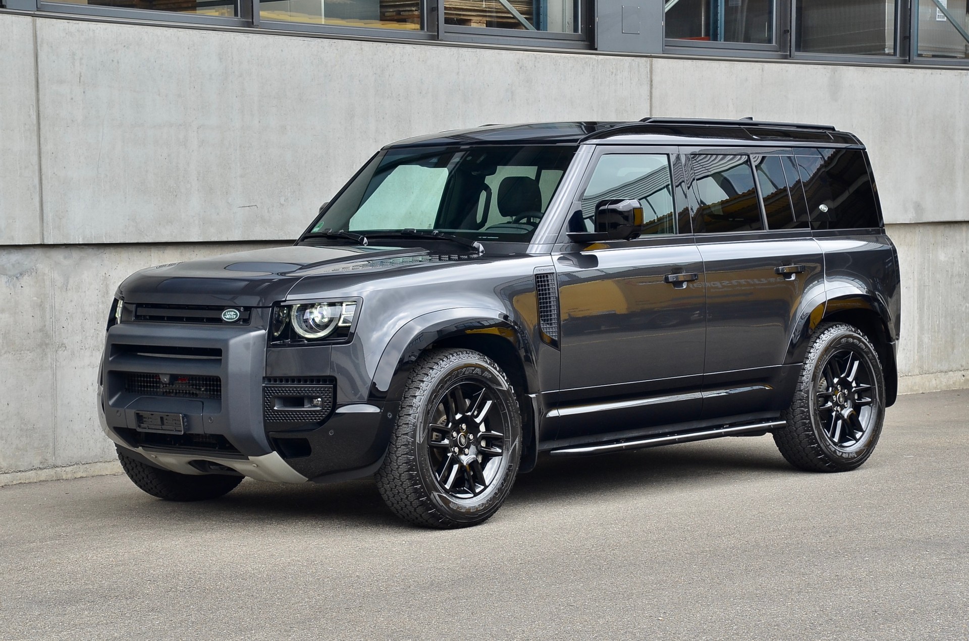 LAND ROVER Defender 110 3.0 D I6 300 X-Dynamic SE AWD AT8-image-12