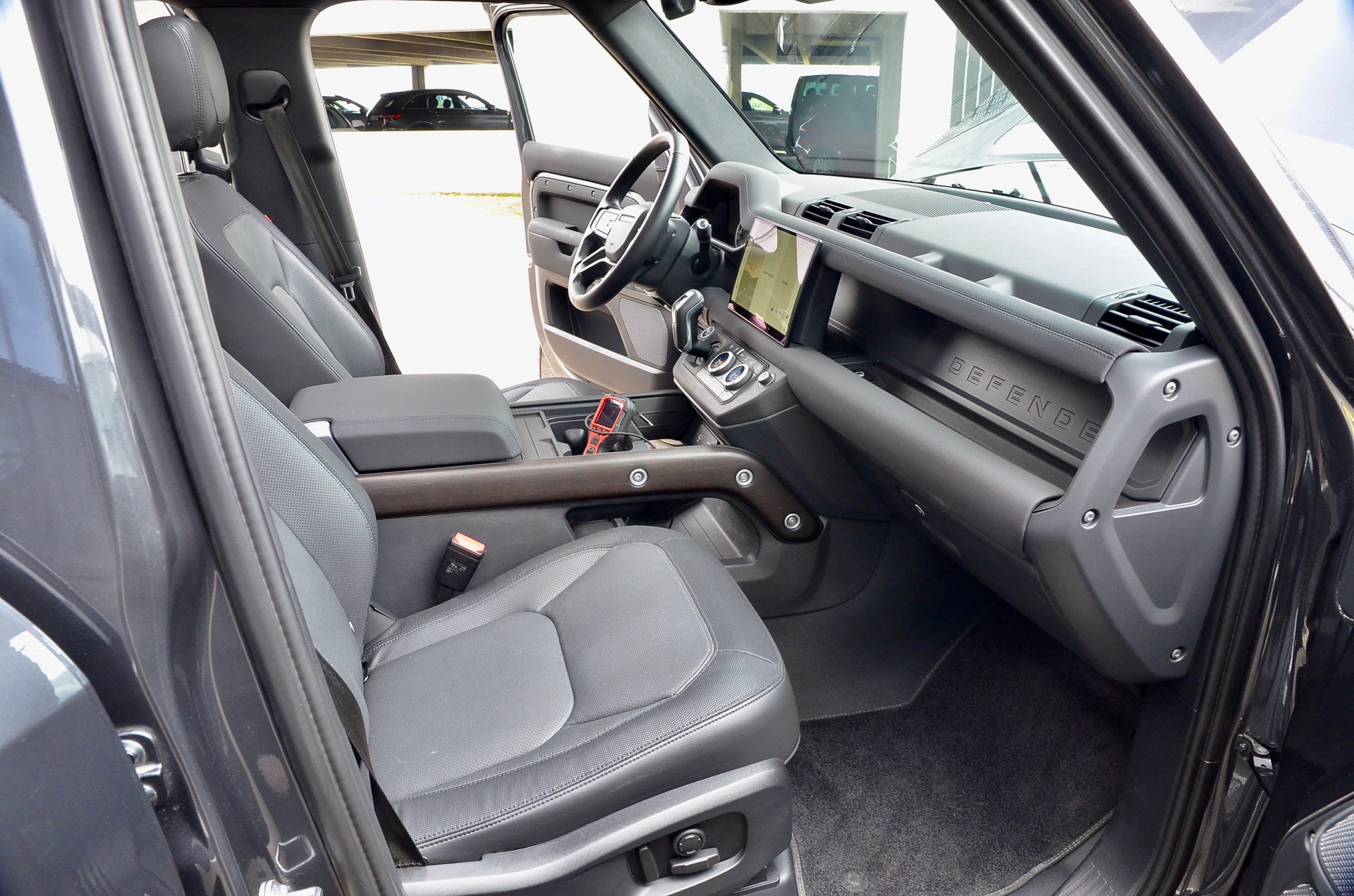 LAND ROVER Defender 110 3.0 D I6 300 X-Dynamic SE AWD AT8-image-13