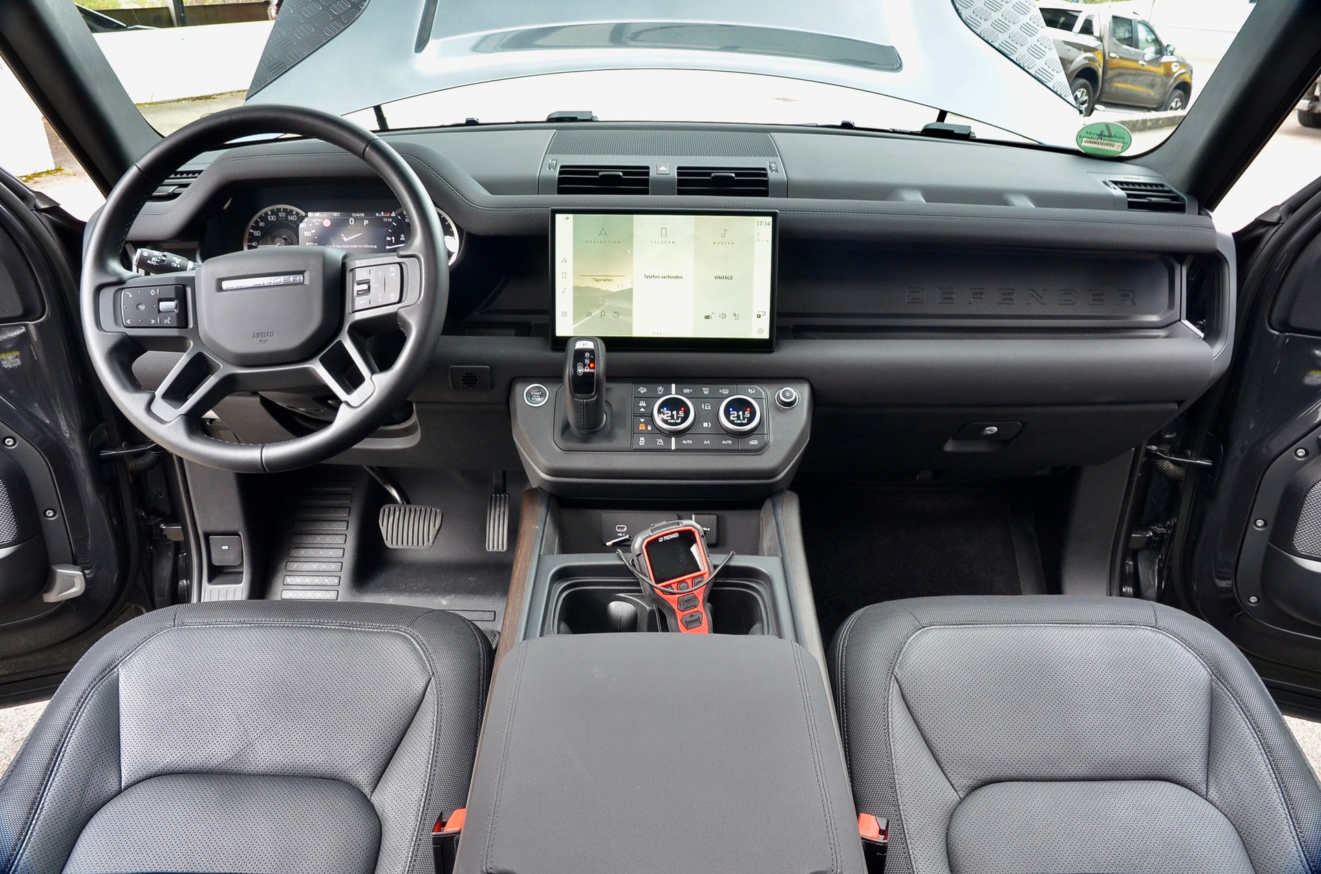 LAND ROVER Defender 110 3.0 D I6 300 X-Dynamic SE AWD AT8-showroom-element-1
