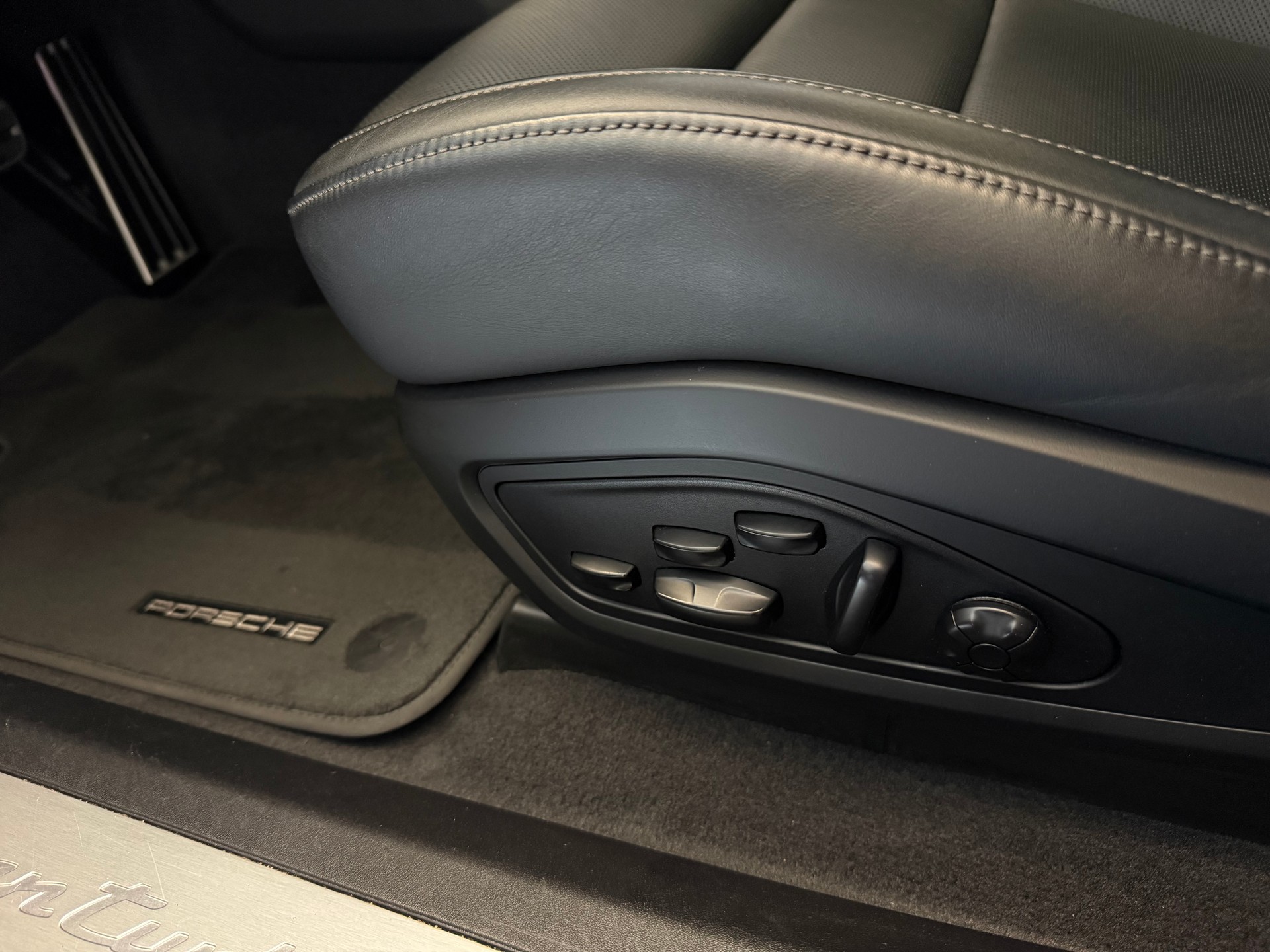 PORSCHE Taycan Turbo-image-28