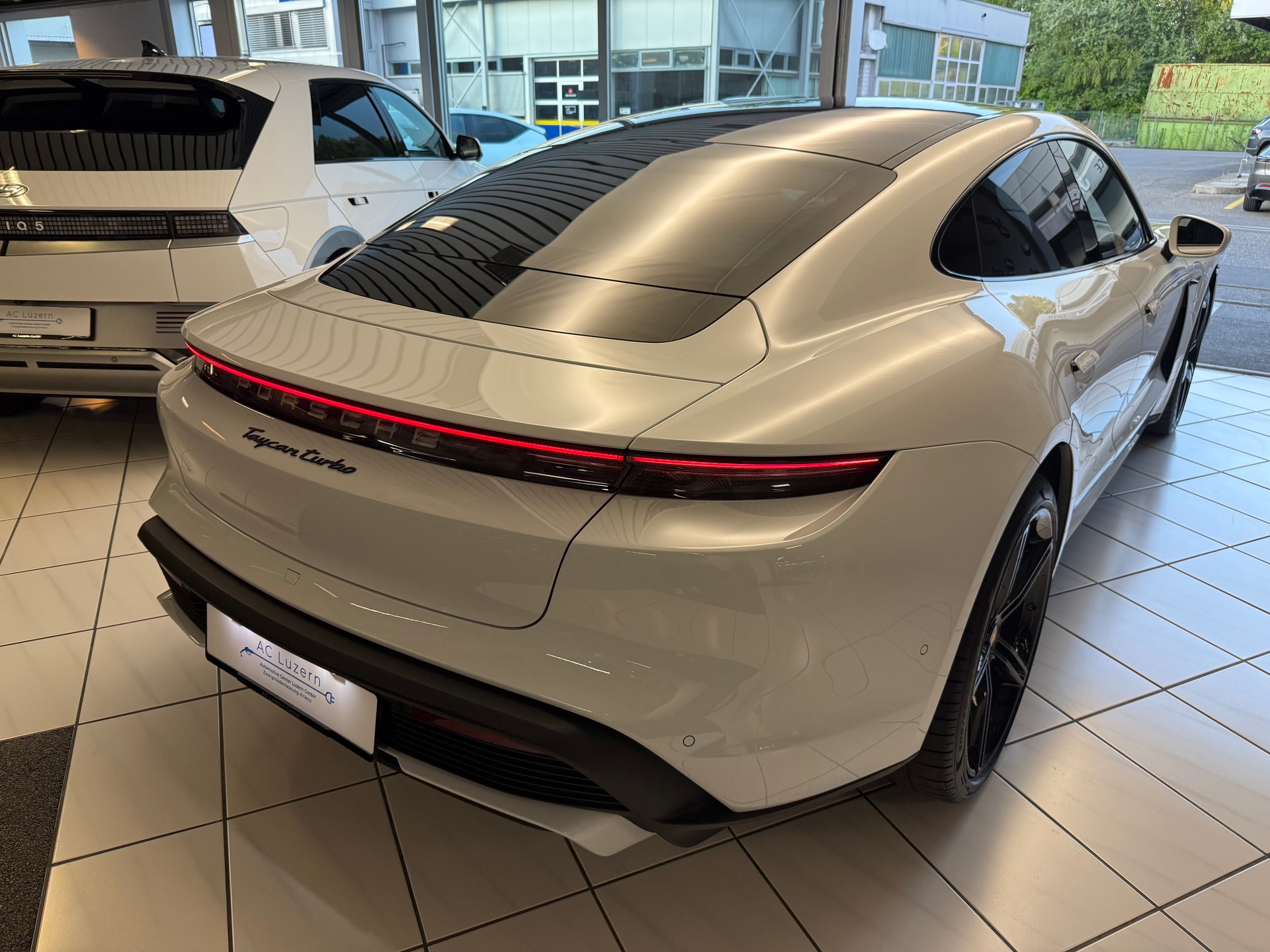PORSCHE Taycan Turbo-showroom-element-3