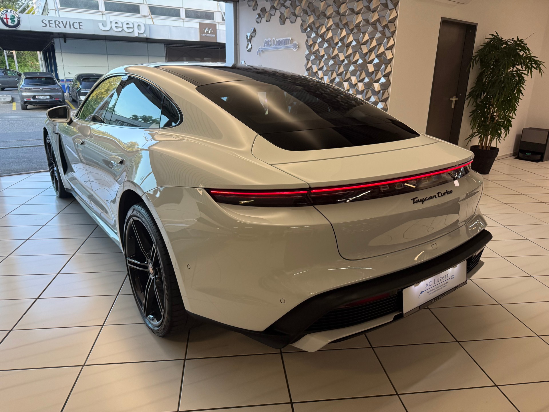 PORSCHE Taycan Turbo-showroom-element-2