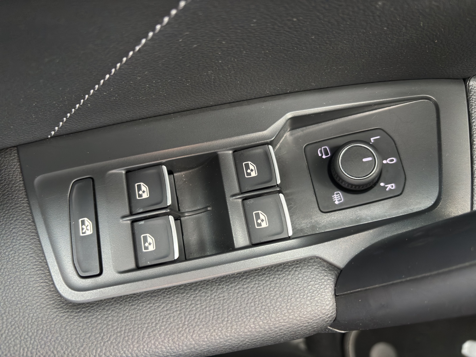 VW Tiguan Allspace 2.0TSI R-Line 4Motion DSG mit AHK & Panorama-Ausstell-/Schiebedach-image-30