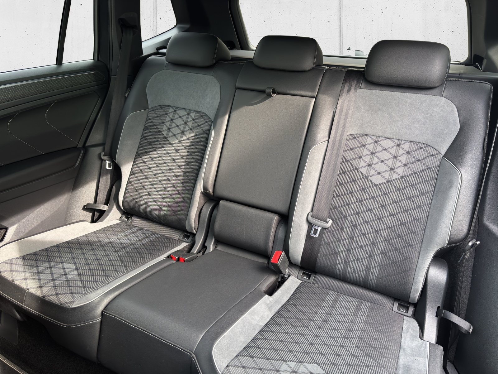 VW Tiguan Allspace 2.0TSI R-Line 4Motion DSG mit AHK & Panorama-Ausstell-/Schiebedach-image-29