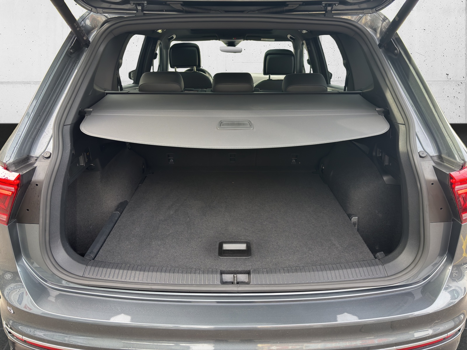 VW Tiguan Allspace 2.0TSI R-Line 4Motion DSG mit AHK & Panorama-Ausstell-/Schiebedach-image-7