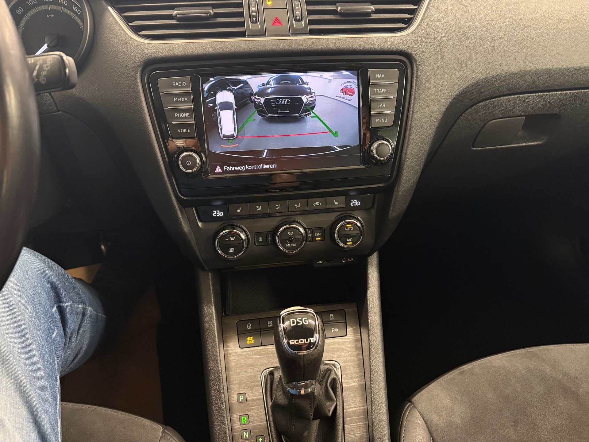 SKODA Octavia Combi 2.0 TDI Scout 4x4 DSG-image-14