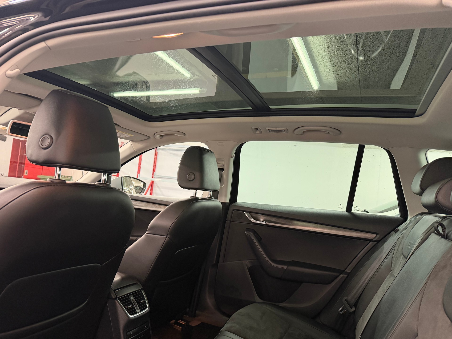 SKODA Octavia Combi 2.0 TDI Scout 4x4 DSG-image-10