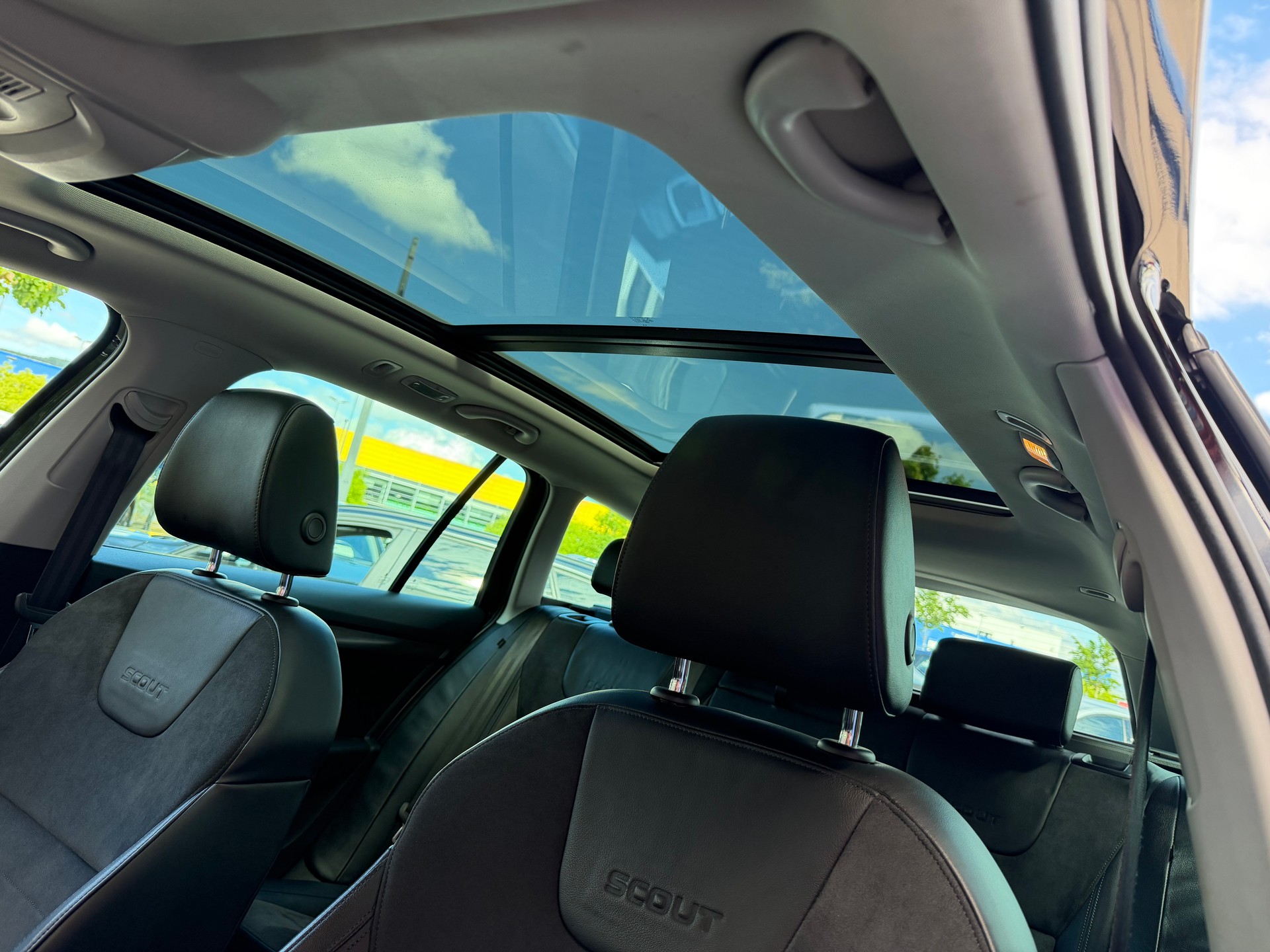 SKODA Octavia Combi 2.0 TDI Scout 4x4 DSG-image-15