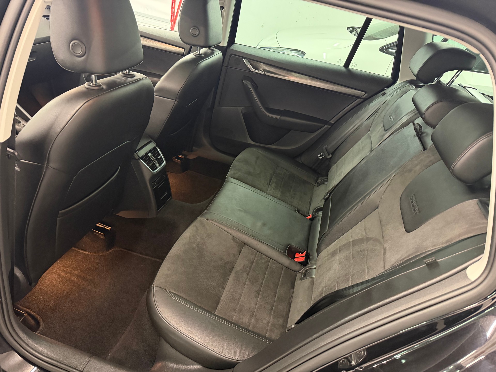 SKODA Octavia Combi 2.0 TDI Scout 4x4 DSG-image-8