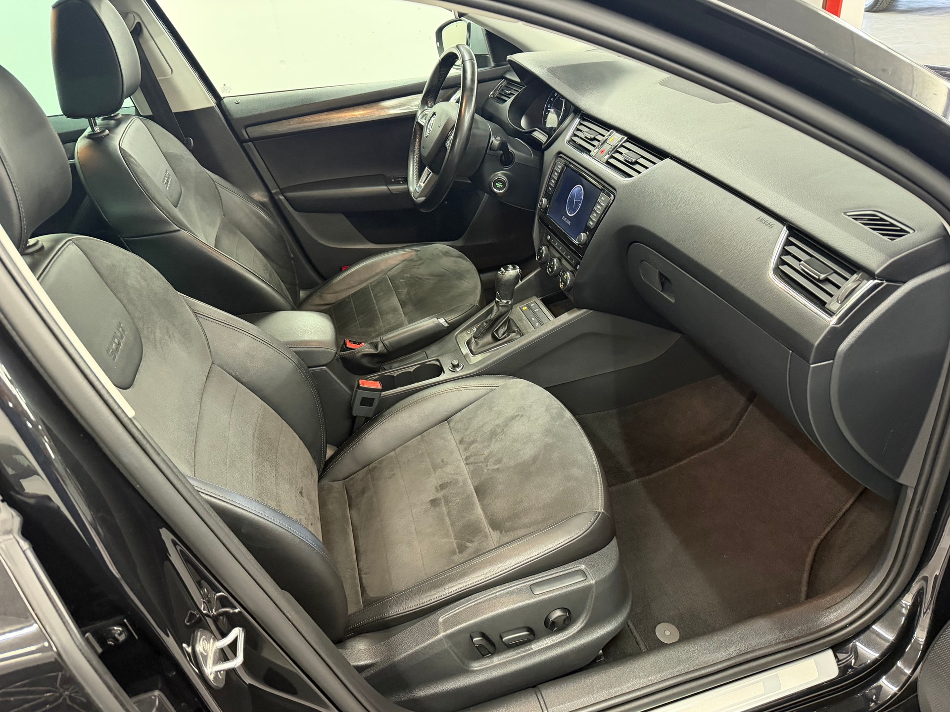 SKODA Octavia Combi 2.0 TDI Scout 4x4 DSG-image-11