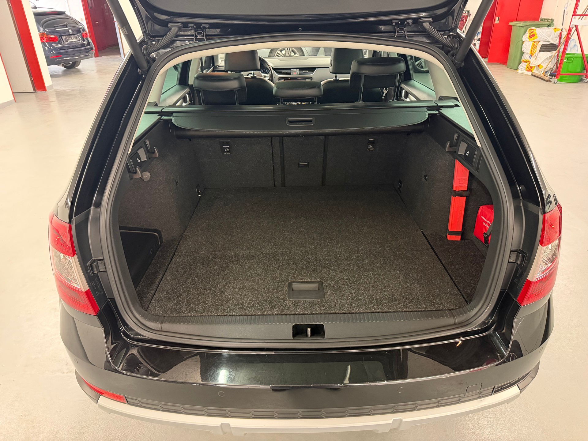 SKODA Octavia Combi 2.0 TDI Scout 4x4 DSG-image-12