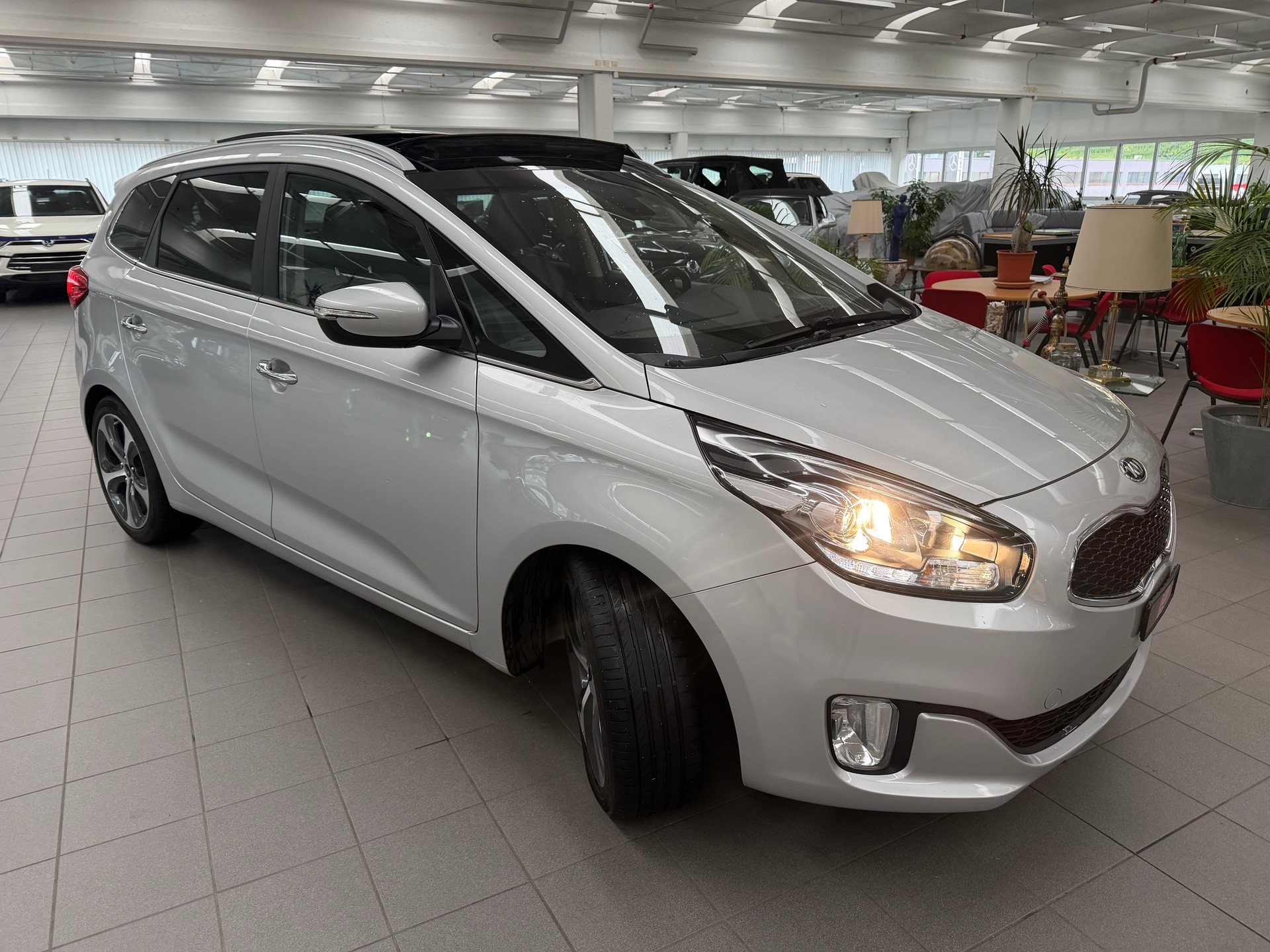 KIA Carens 1.7 CRDi Swiss Eco Edition DCT-image-1
