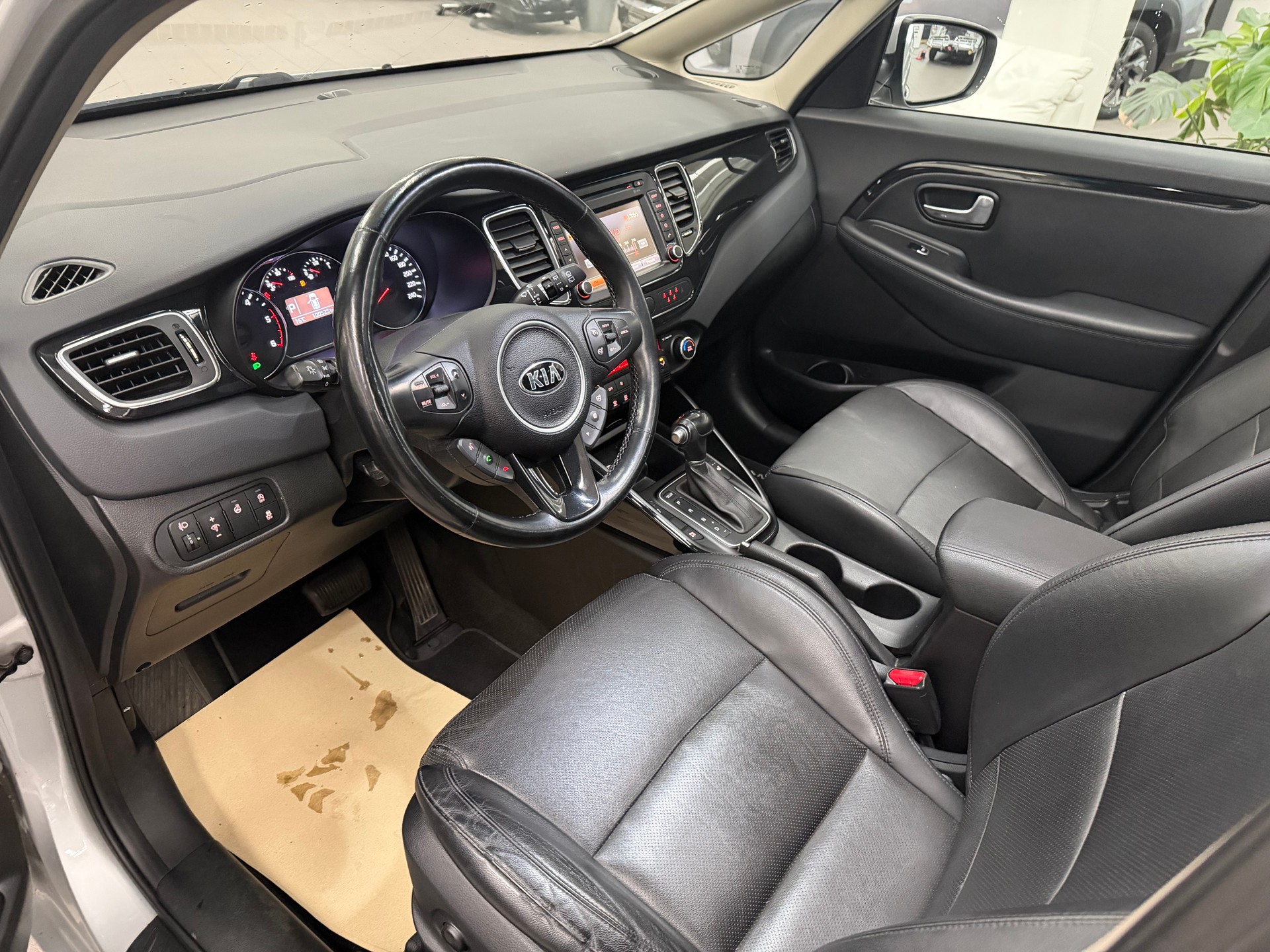 KIA Carens 1.7 CRDi Swiss Eco Edition DCT-image-8