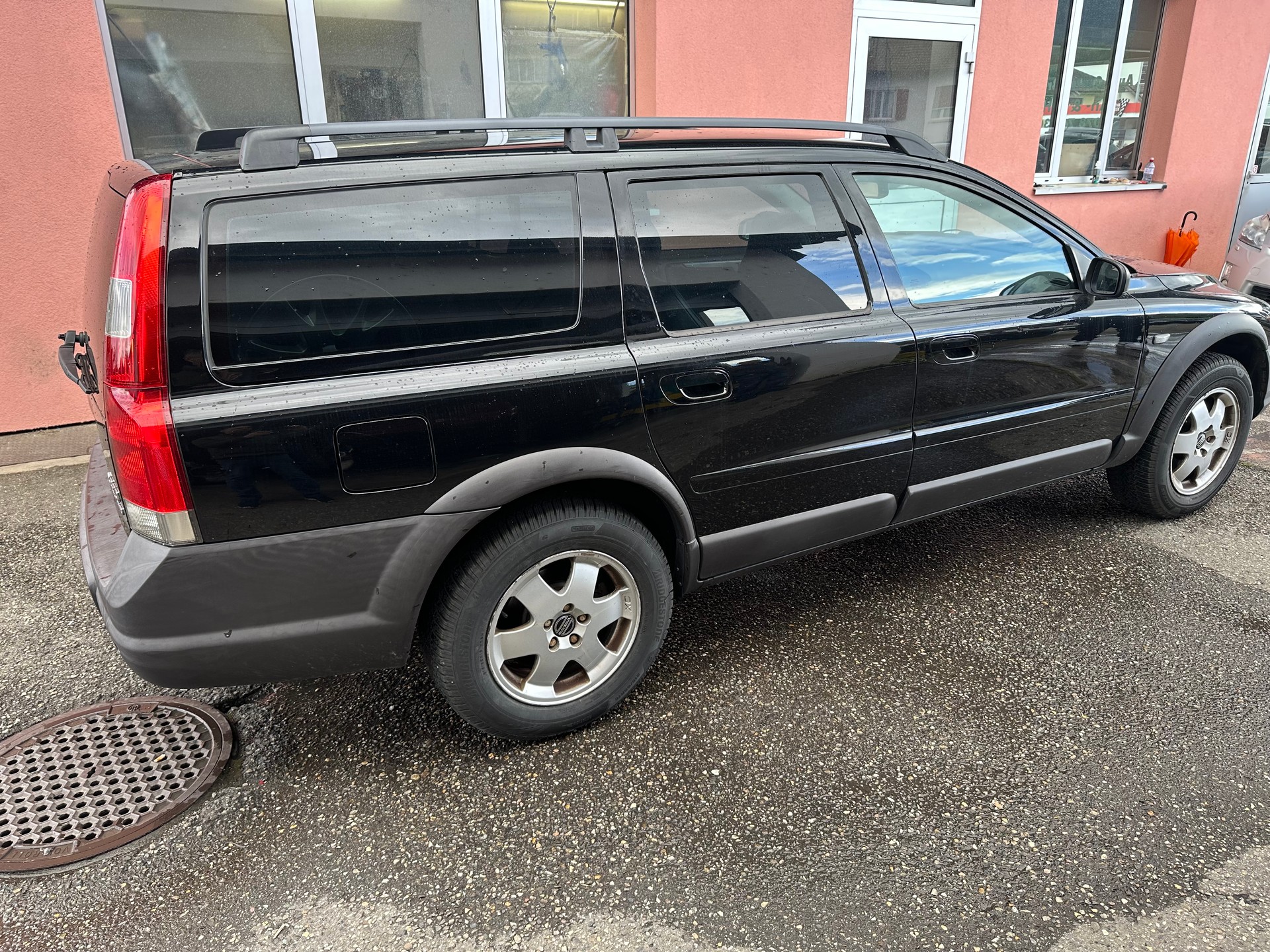 VOLVO XC70 2.5T AWD-image-2