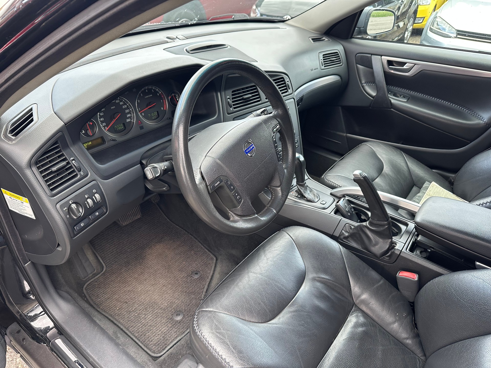 VOLVO XC70 2.5T AWD-image-5