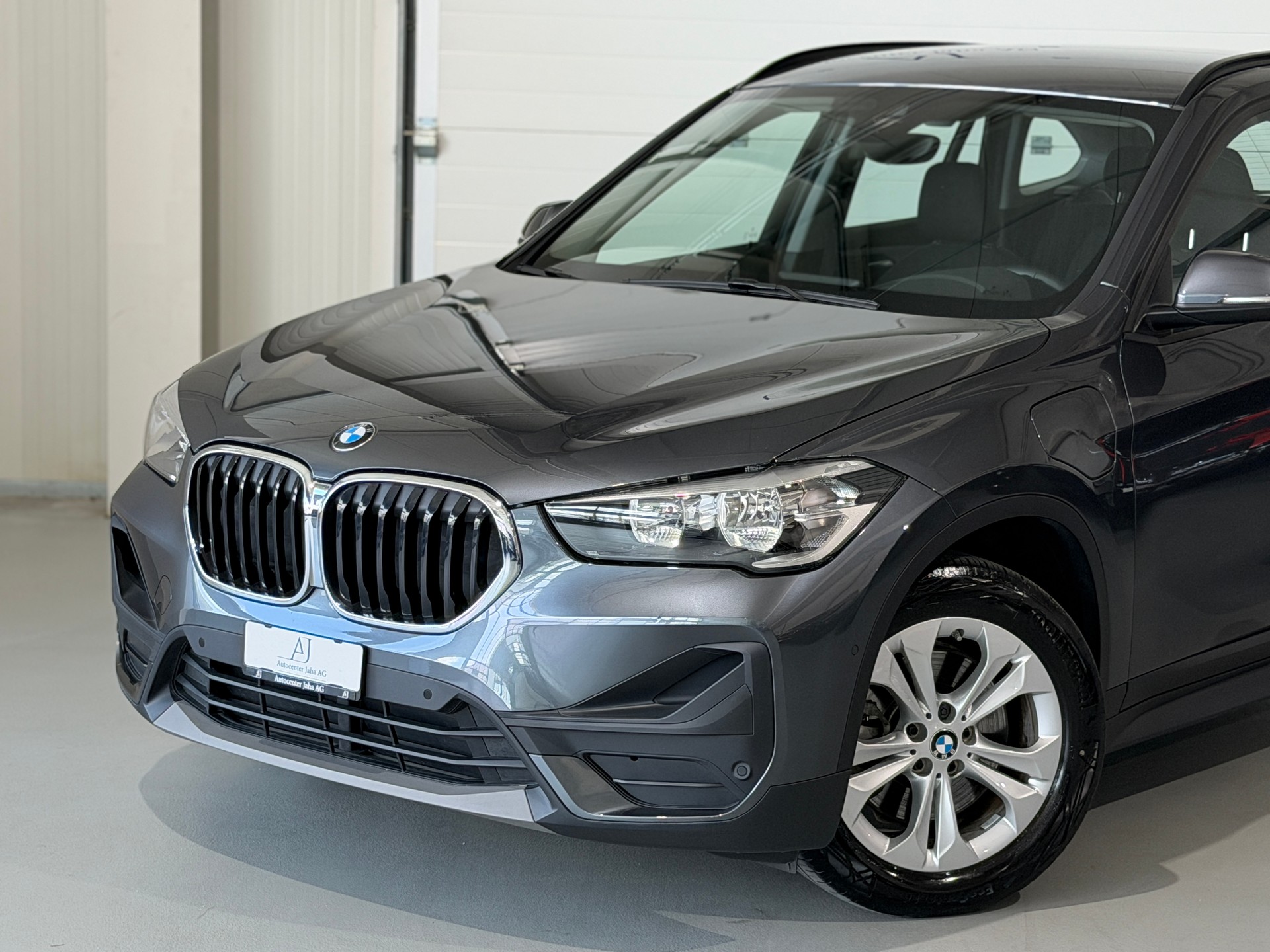 BMW X1 xDrive 25e Steptronic (CH) inkl. Gratis-Service (BMW)-showroom-element-1