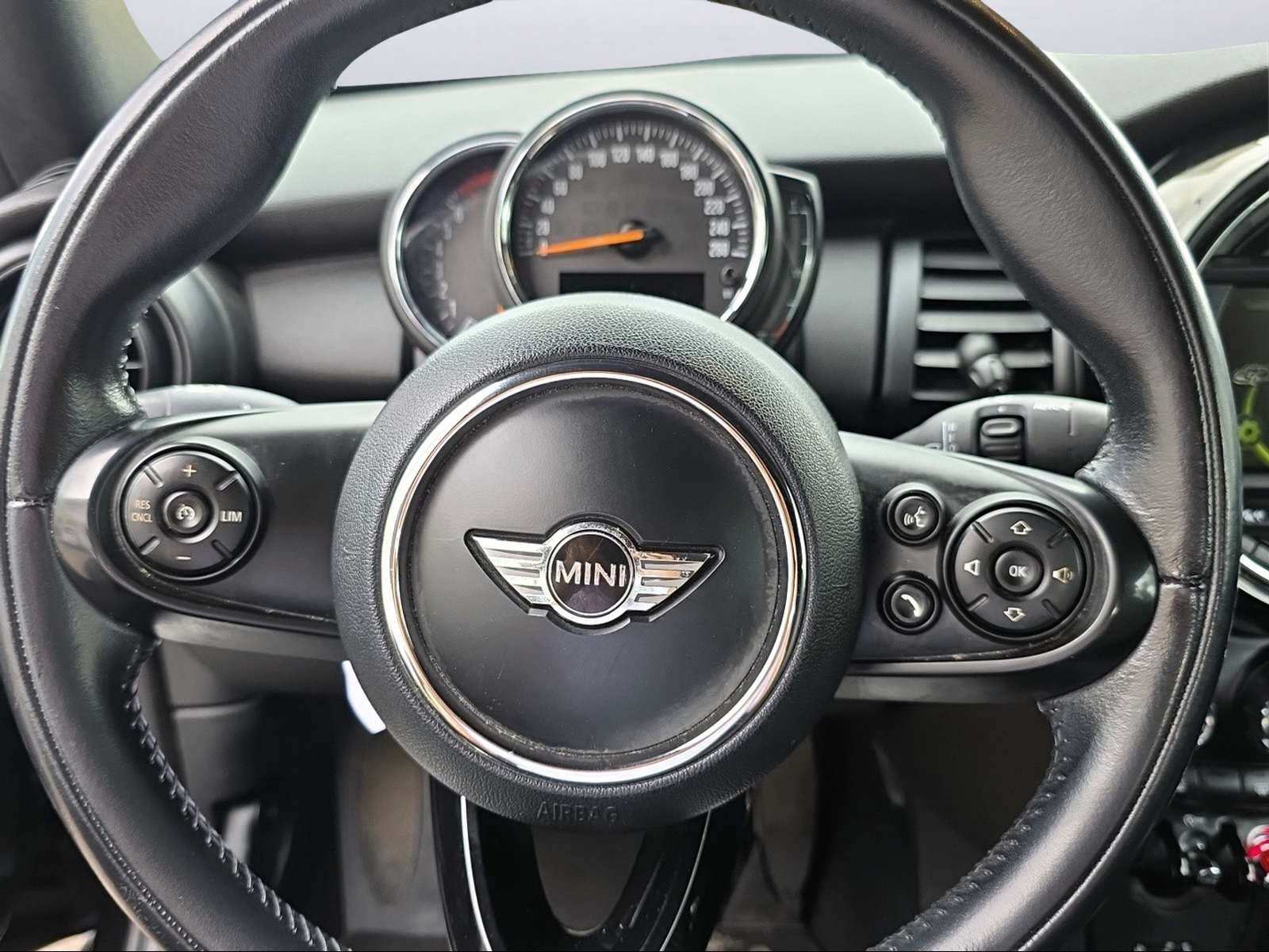 MINI Cabrio F57 1.5i One-image-10