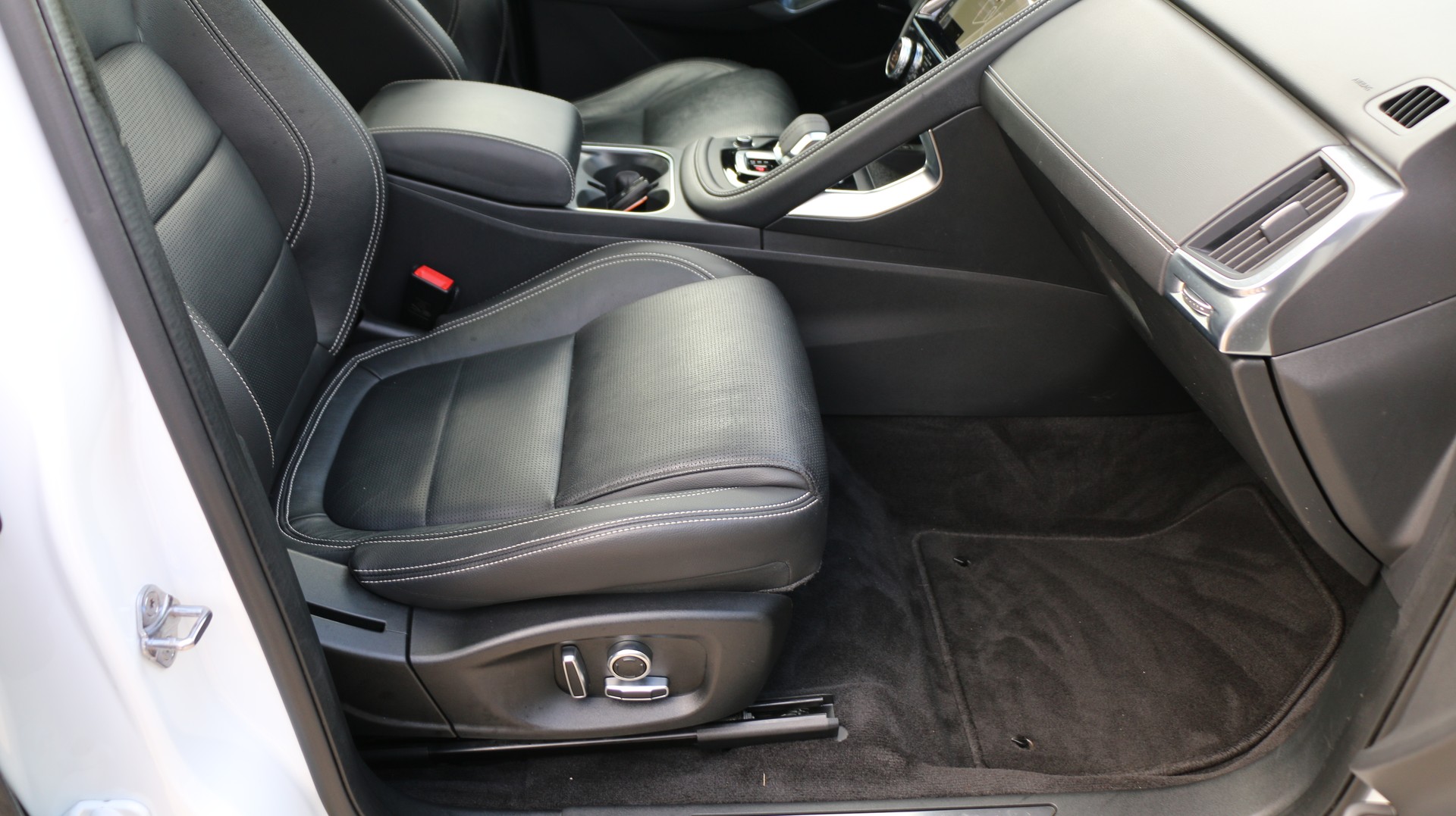 JAGUAR E-Pace 1.5 P300e AWD SE-image-23