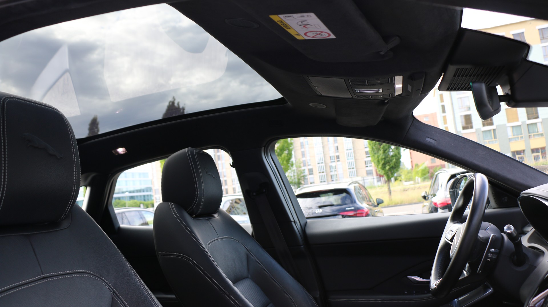 JAGUAR E-Pace 1.5 P300e AWD SE-image-22
