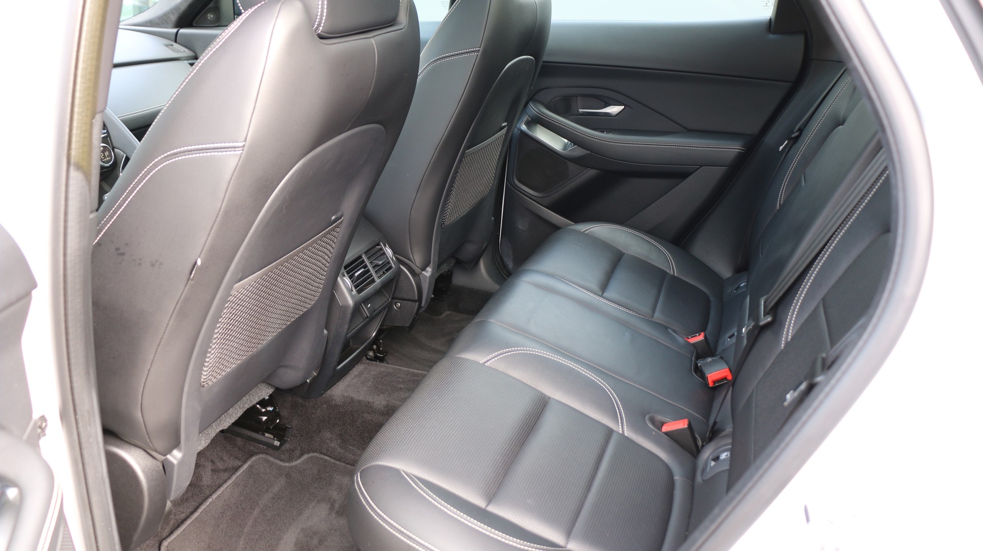 JAGUAR E-Pace 1.5 P300e AWD SE-image-19