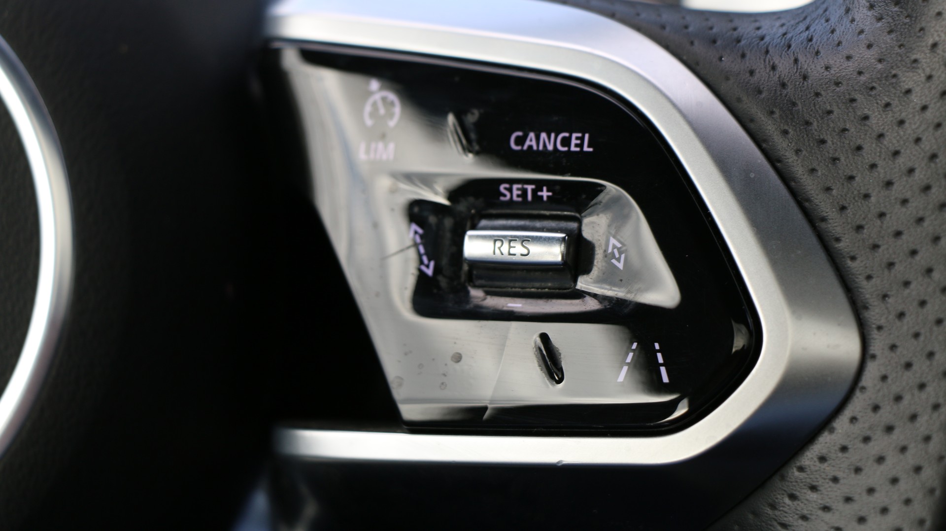 JAGUAR E-Pace 1.5 P300e AWD SE-image-9