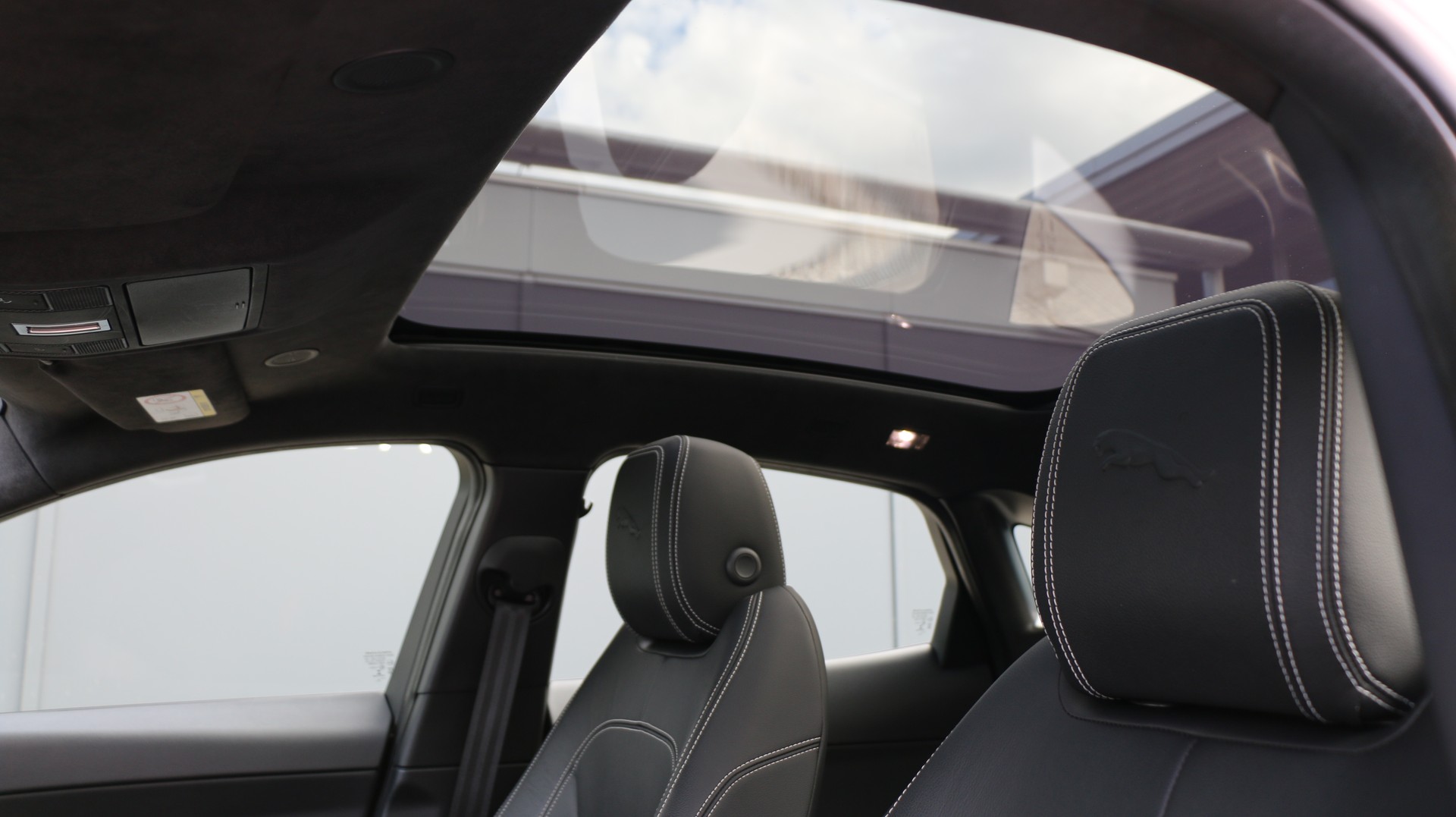 JAGUAR E-Pace 1.5 P300e AWD SE-image-15