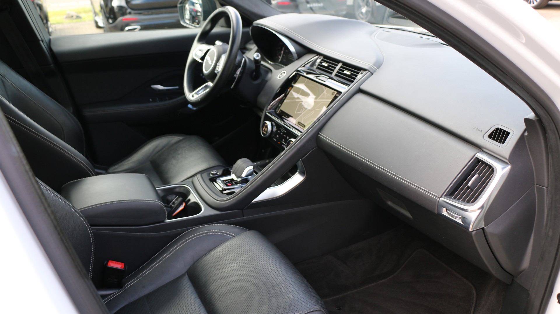 JAGUAR E-Pace 1.5 P300e AWD SE-image-24
