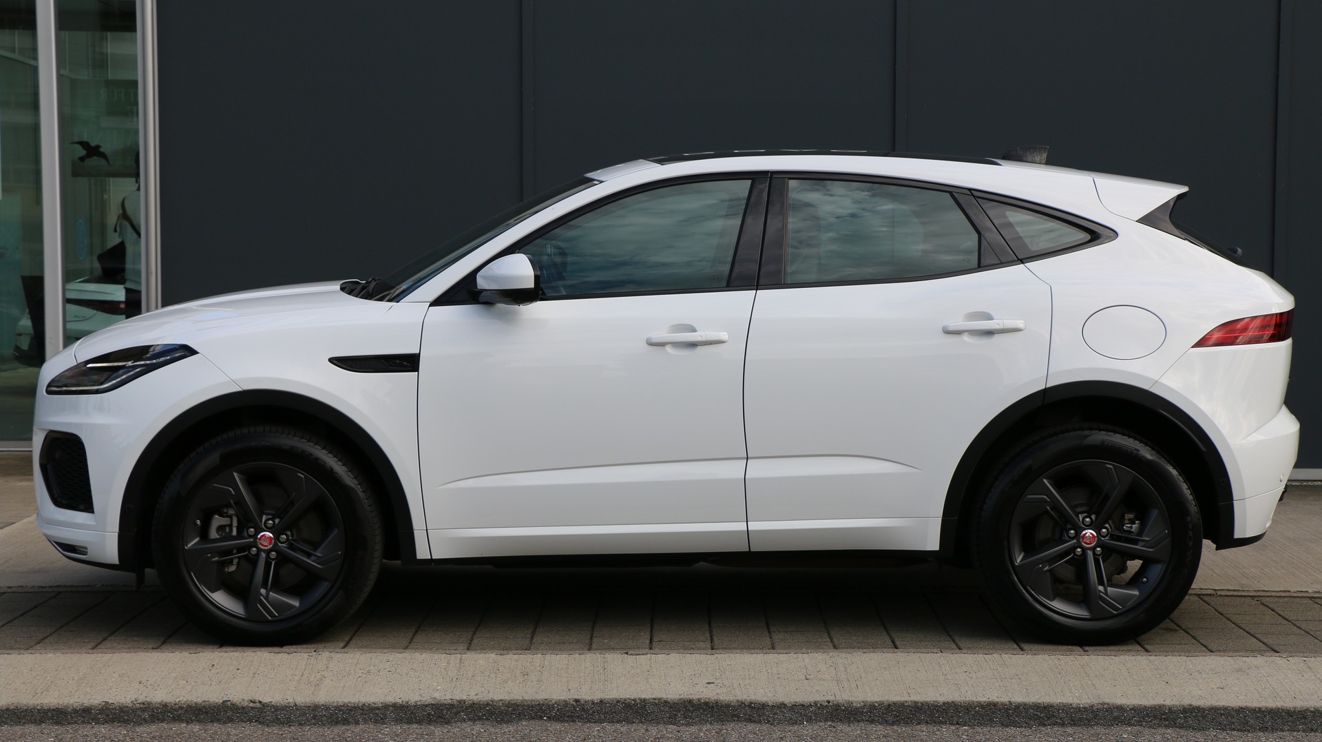 JAGUAR E-Pace 1.5 P300e AWD SE-image-2